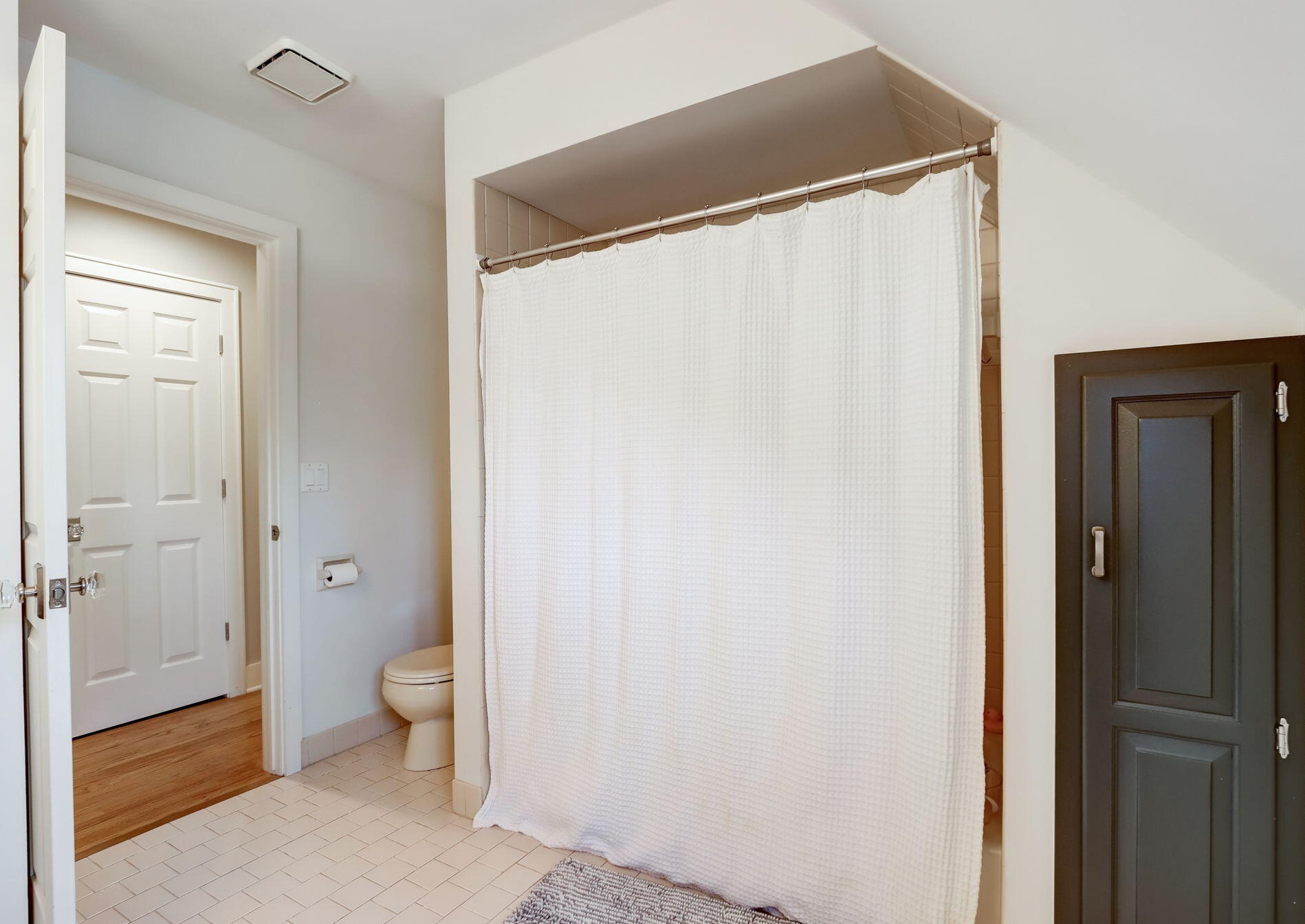 468 Garrison Ct, Delafield WI  53018-2033 exterior