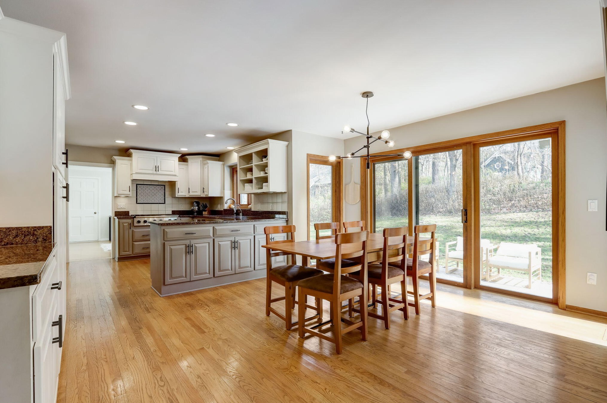 468 Garrison Ct, Delafield WI  53018-2033 exterior