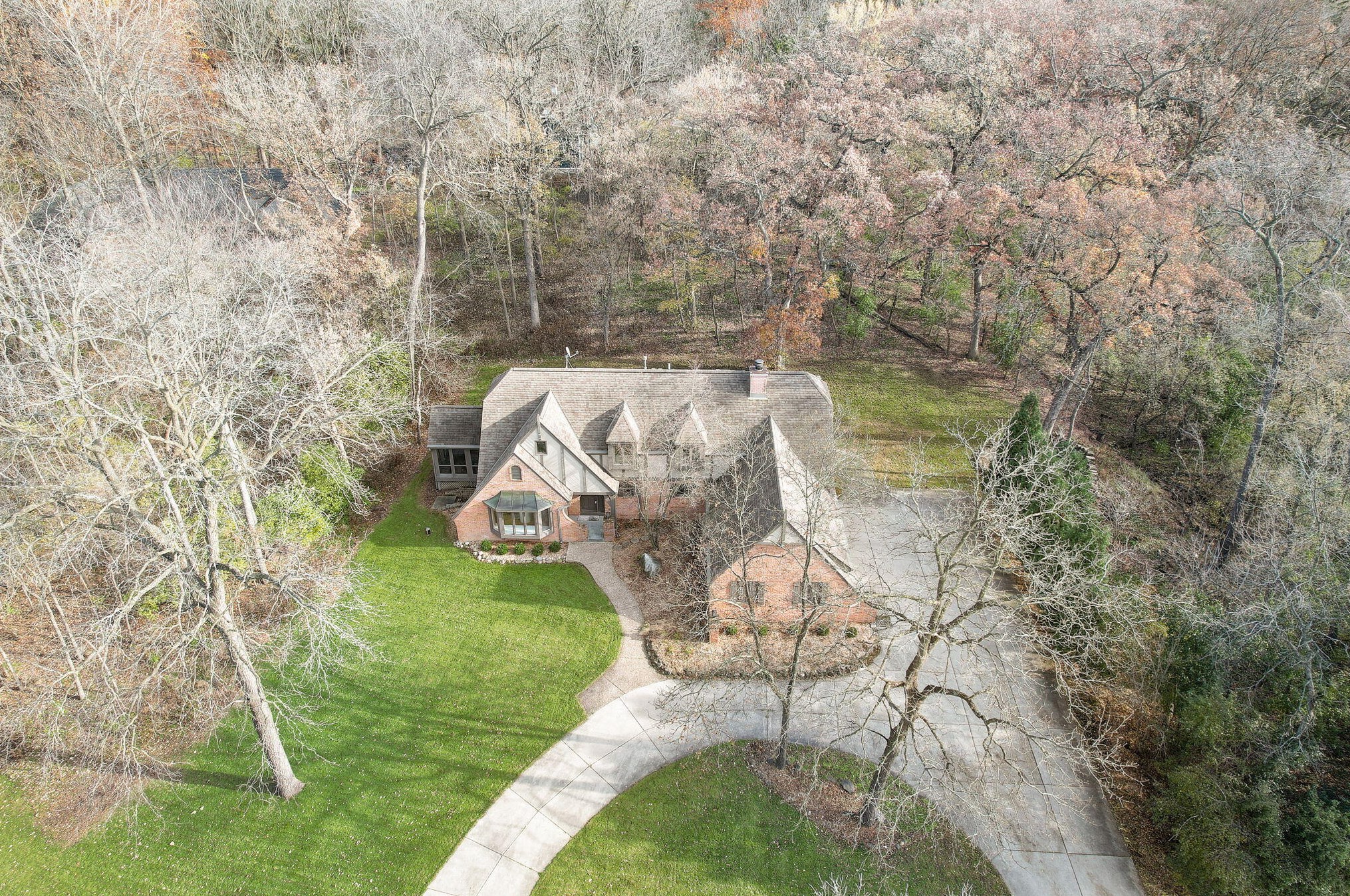 468 Garrison Ct, Delafield WI  53018-2033 exterior