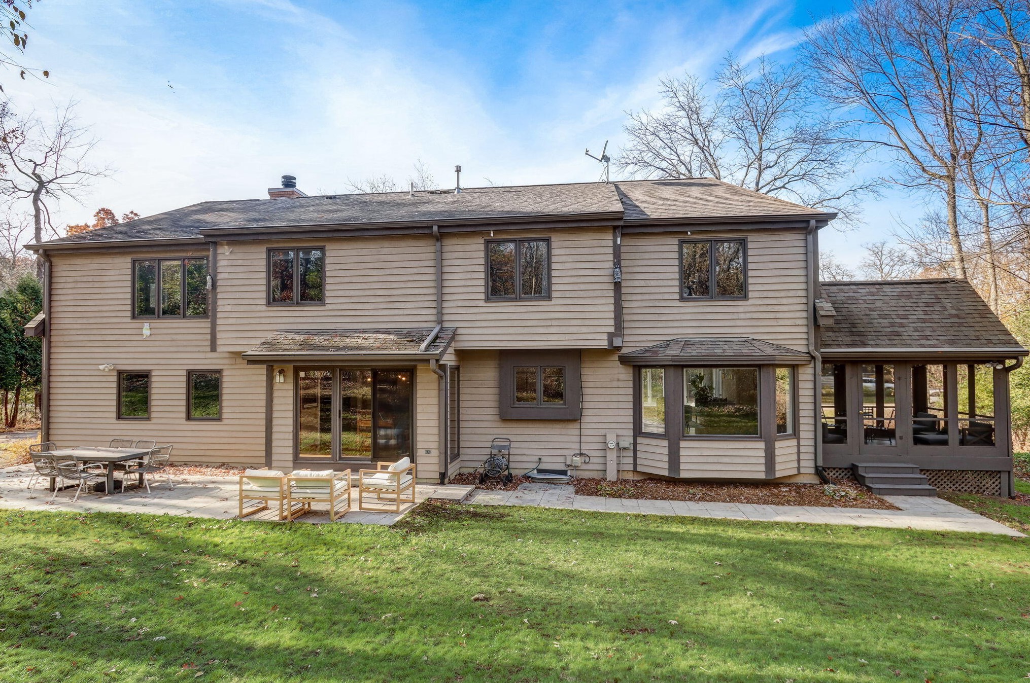 468 Garrison Ct, Delafield WI  53018-2033 exterior