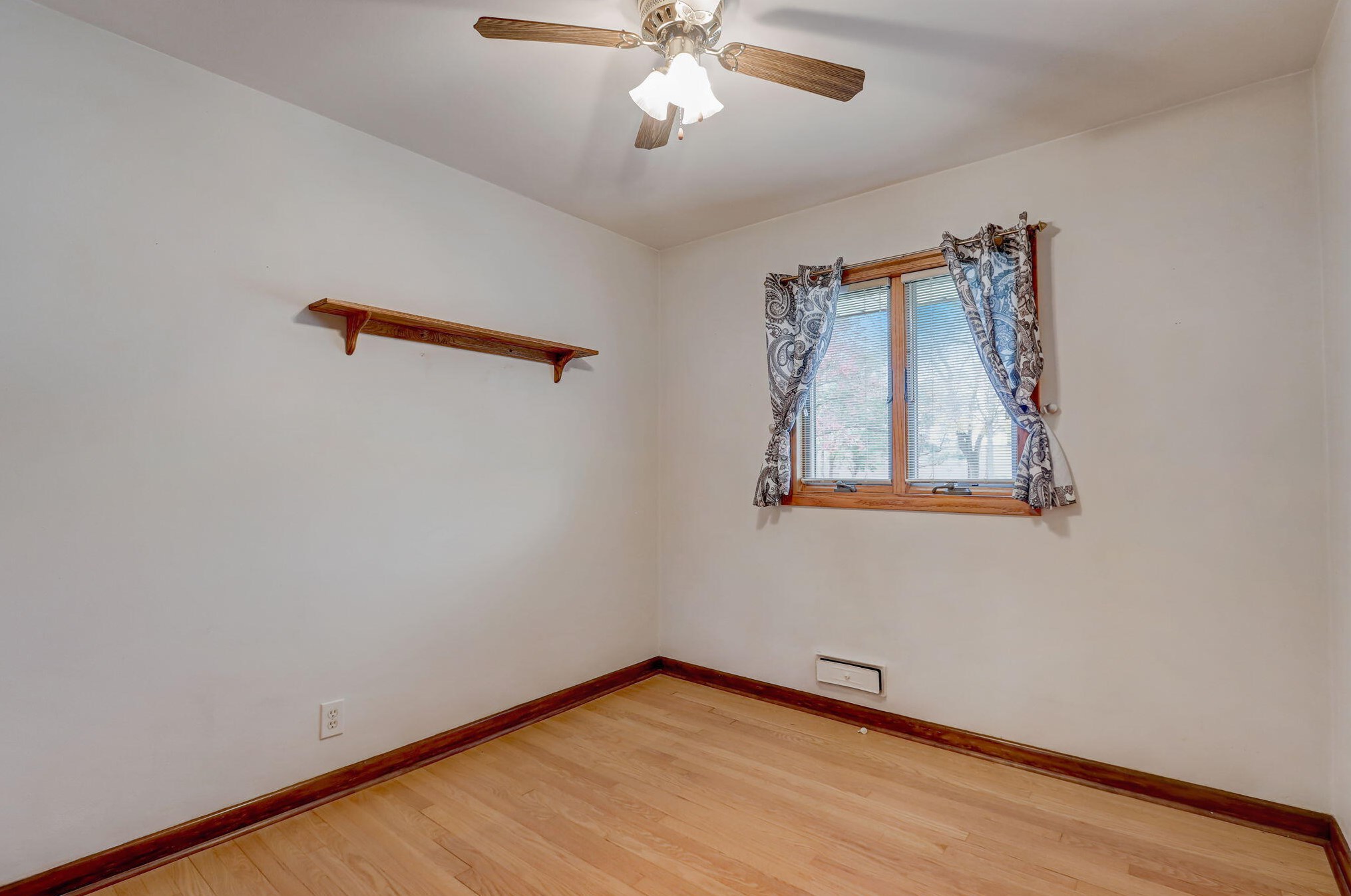 7501 Honey Crk Dr, Milwaukee WI 53221-4062 exterior