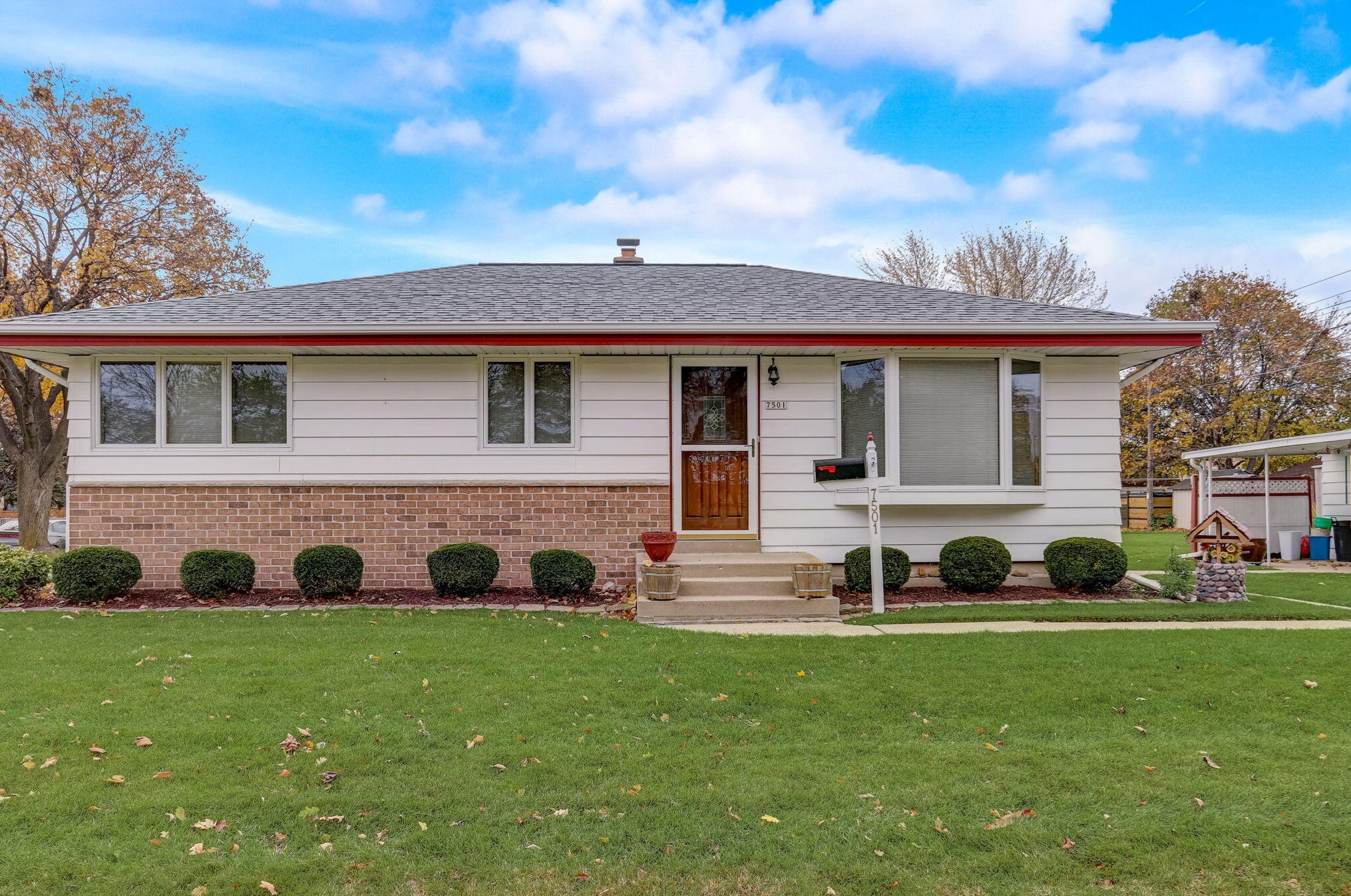 7501 Honey Crk Dr, Milwaukee WI 53221-4062 exterior