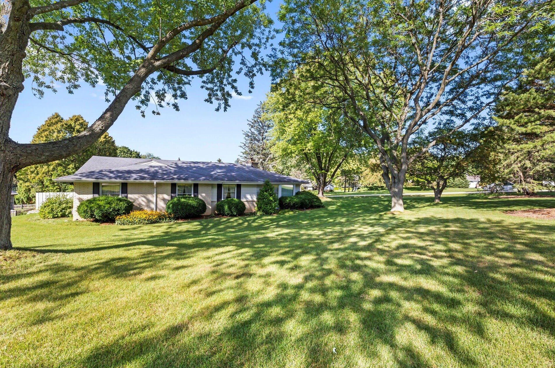 1605 Greenview Dr, Brookfield, WI 53045-2312