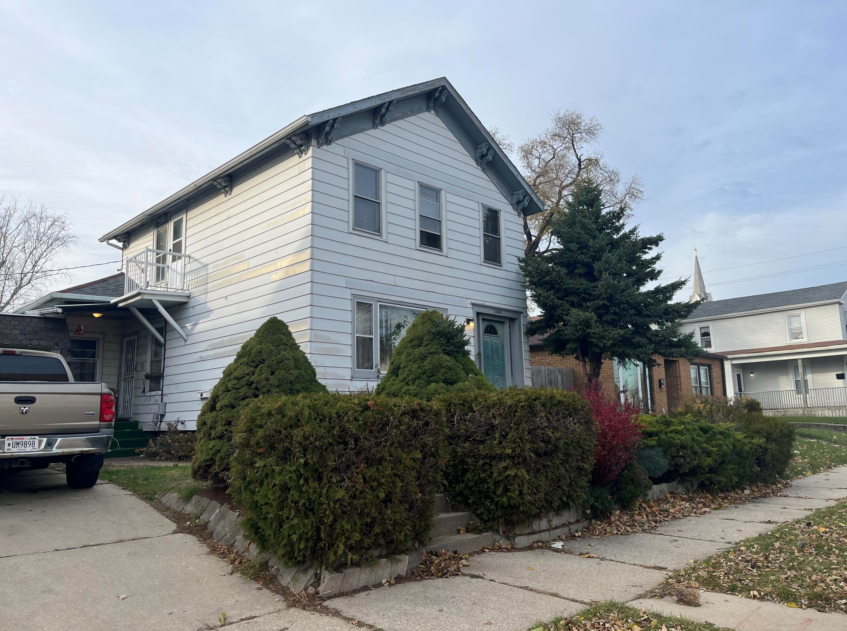 1424 Wisconsin St, Racine, WI 53402-5004