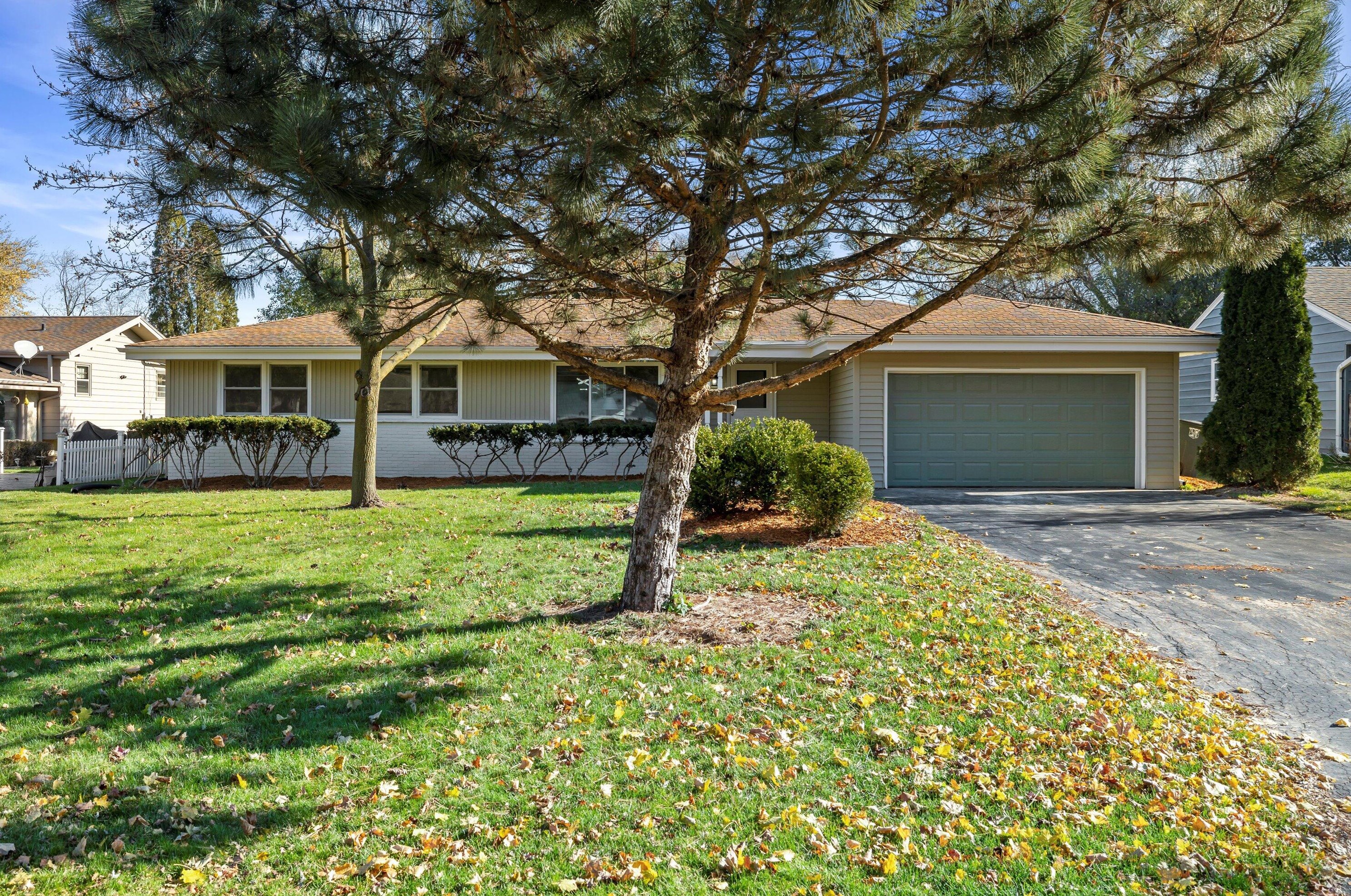 4670 Parkside Dr, Milwaukee, WI 53225-4437