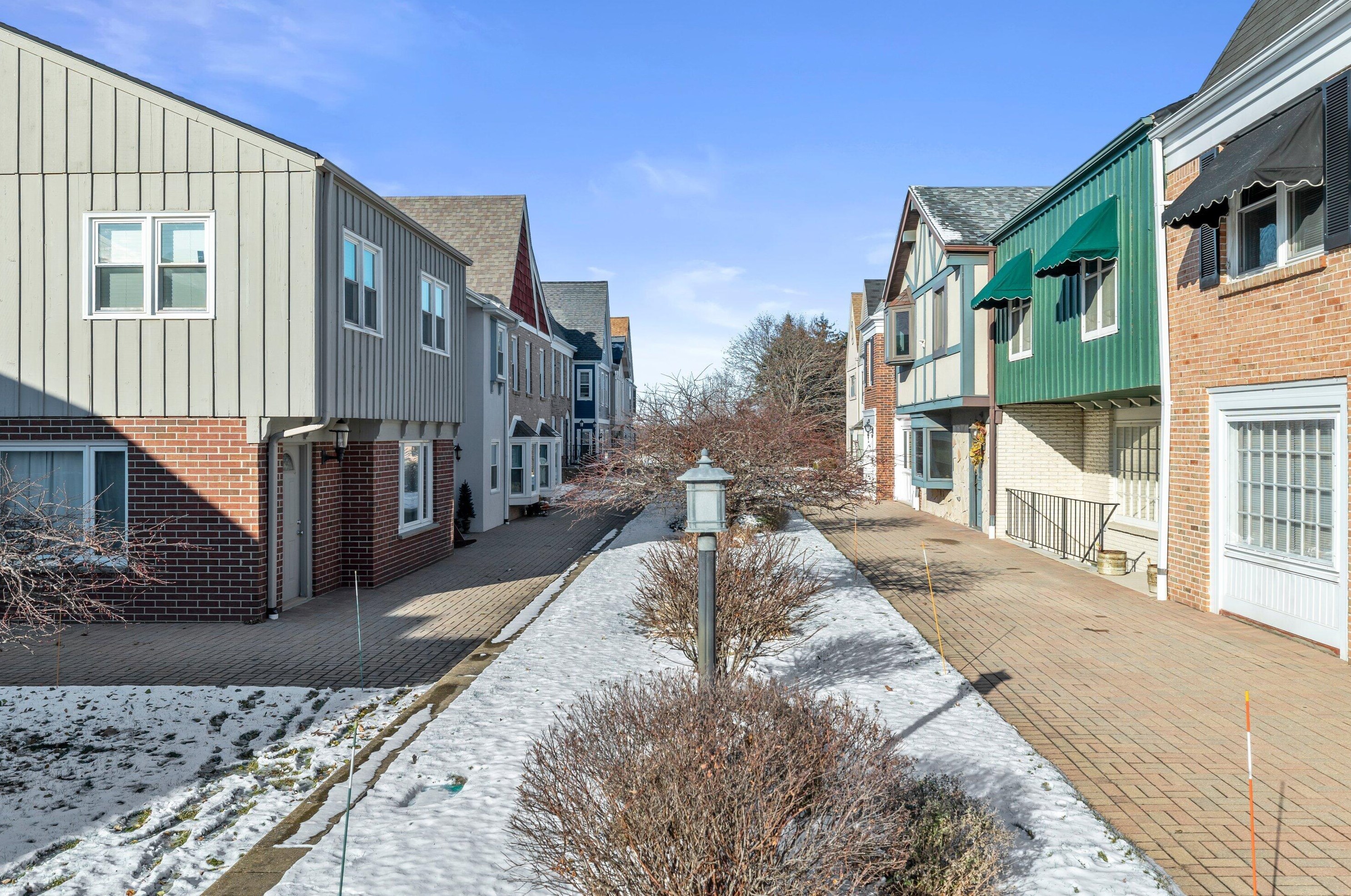 2211 Stonecroft Dr, Grafton, WI 53024-9794