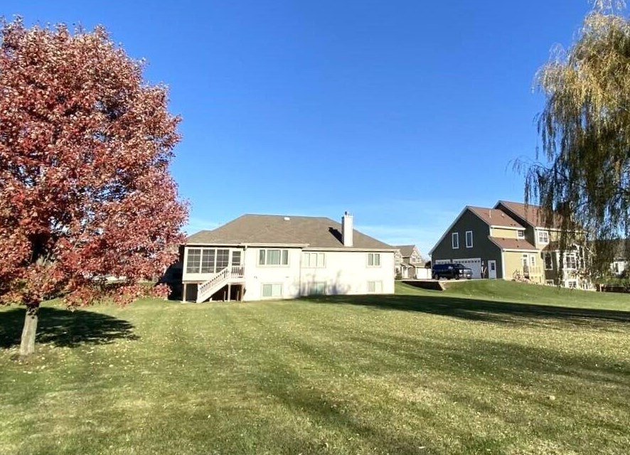 10405 S Willow Creek Dr, Oak Creek, WI 53154