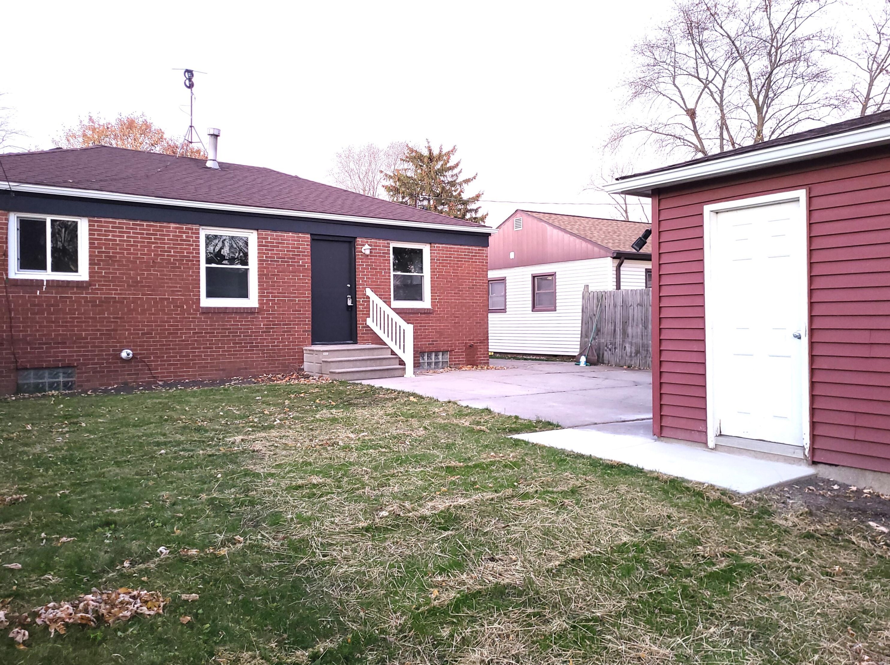 1721 Badger St, Racine, WI 53403-3111