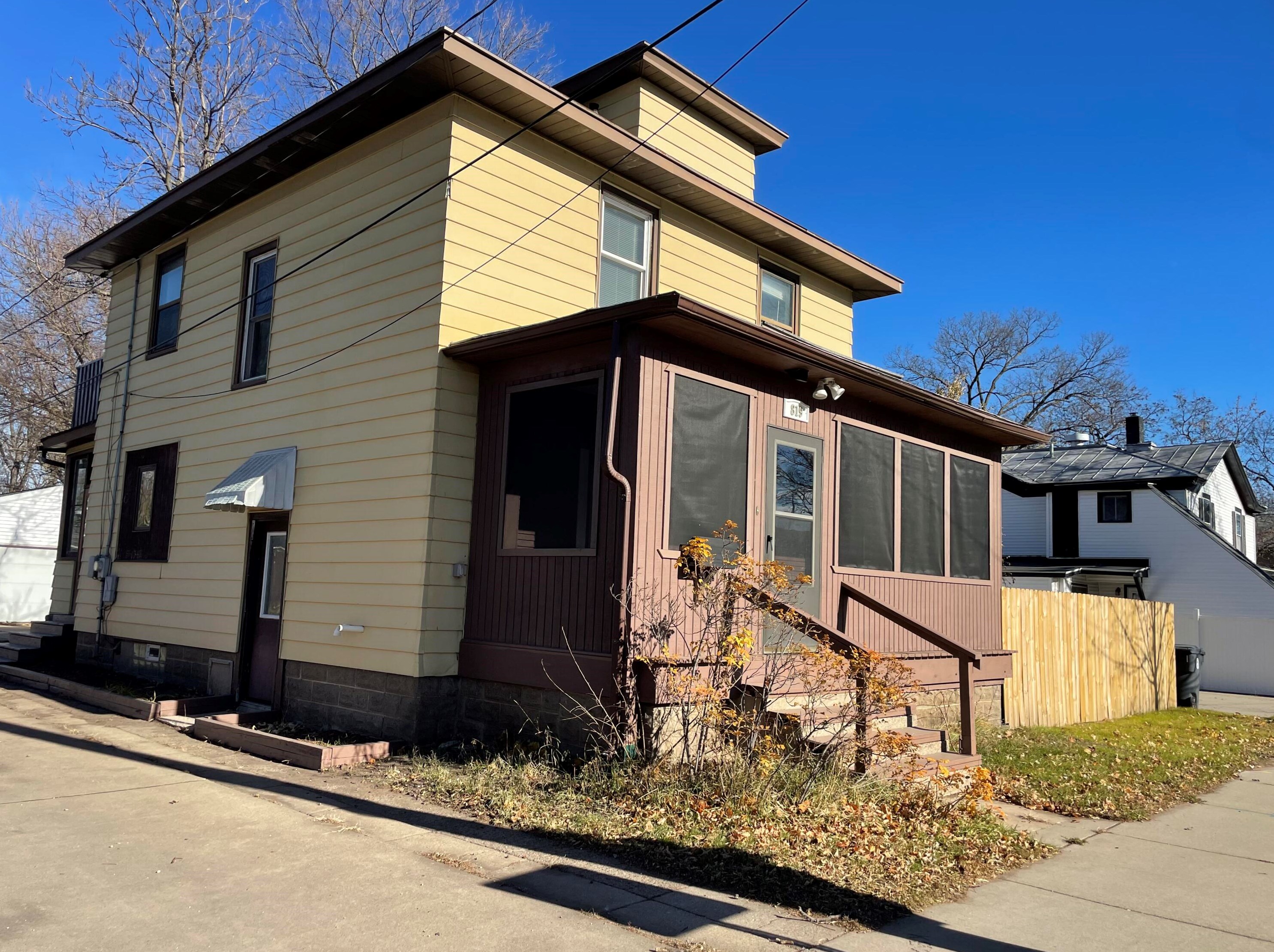 819 Division St, La Crosse, WI 54601