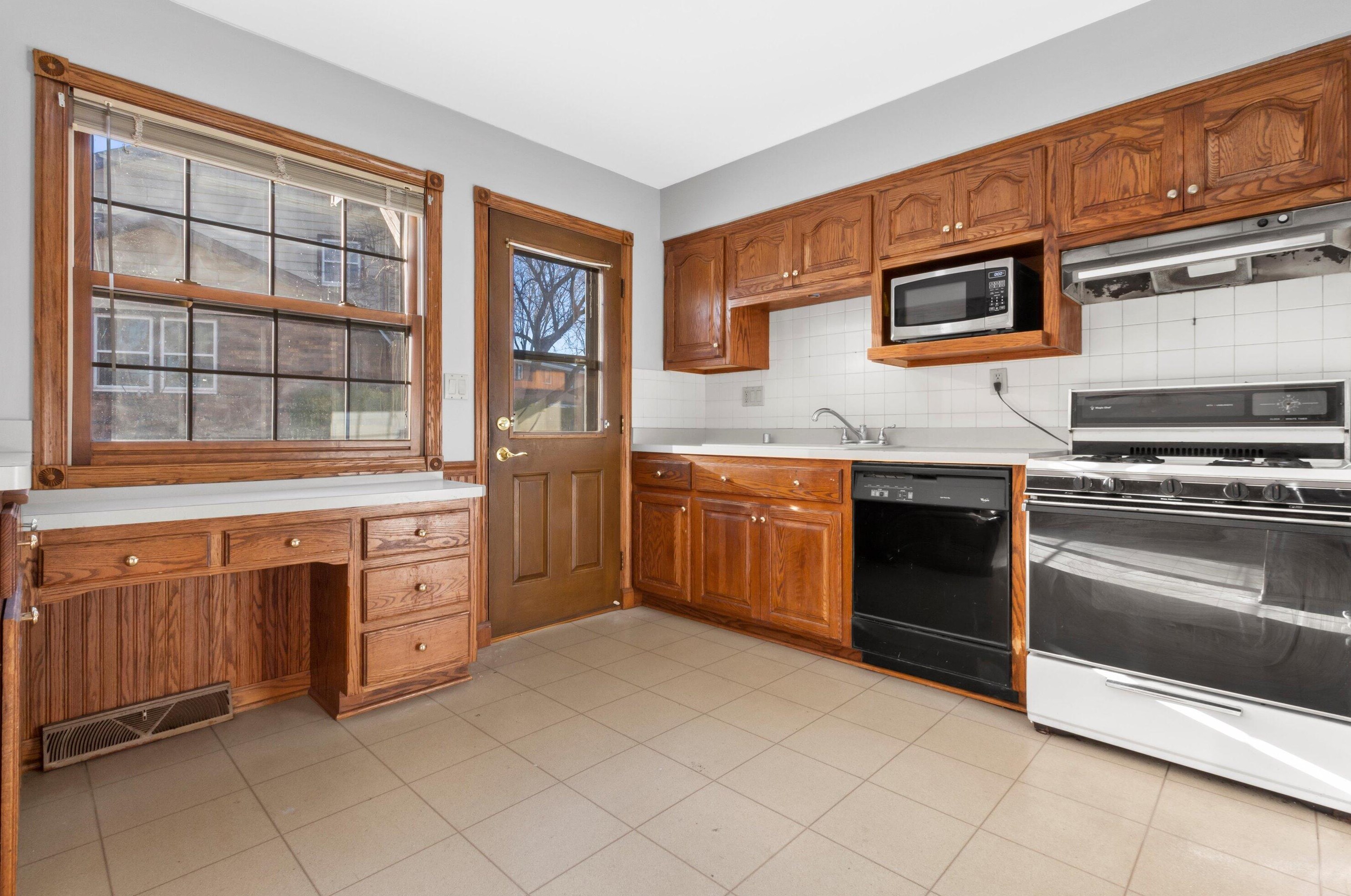 401 Park Hill Dr, Pewaukee, WI 53072