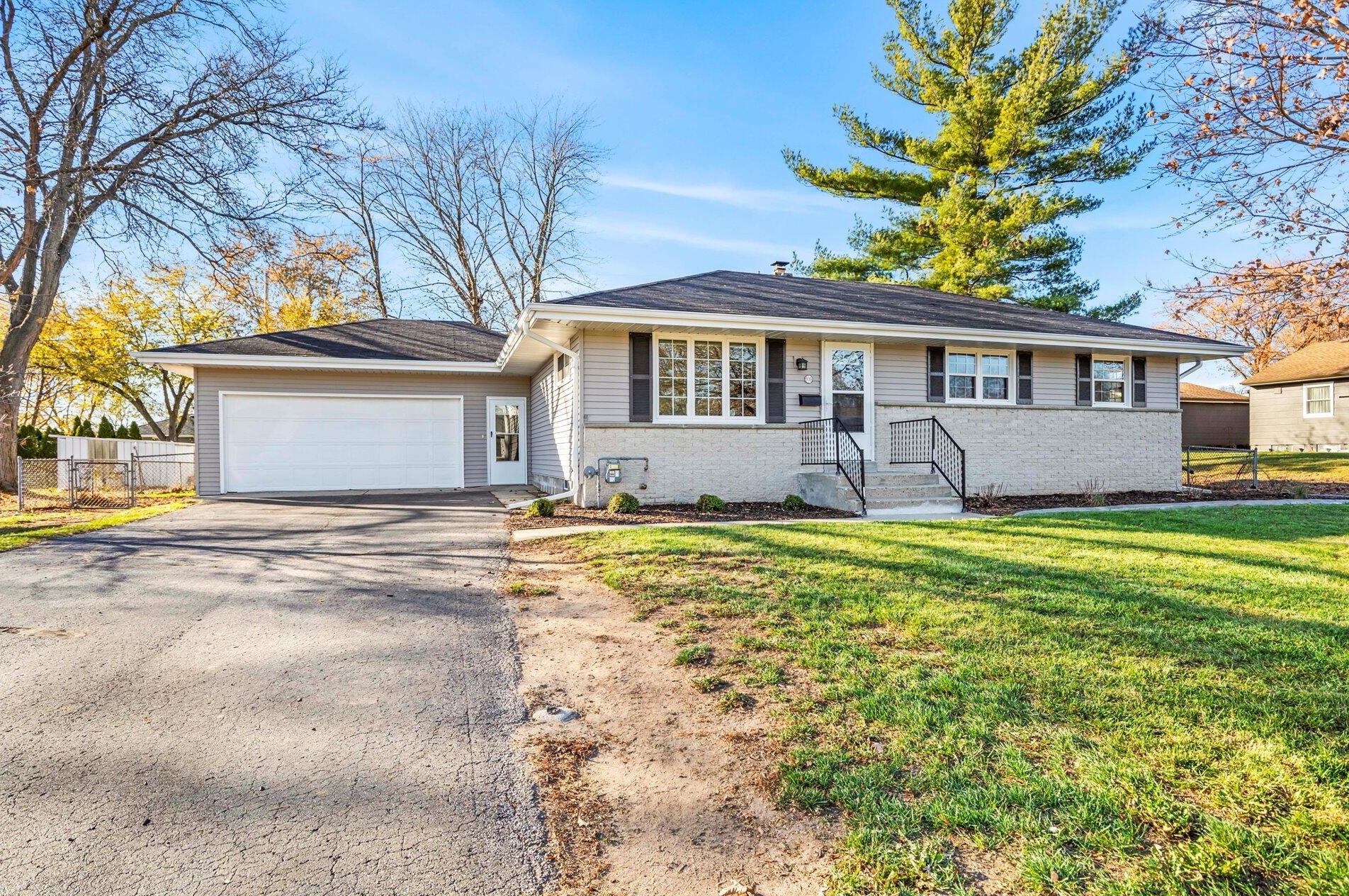 939 Kims Ln, Mukwonago, WI 53149