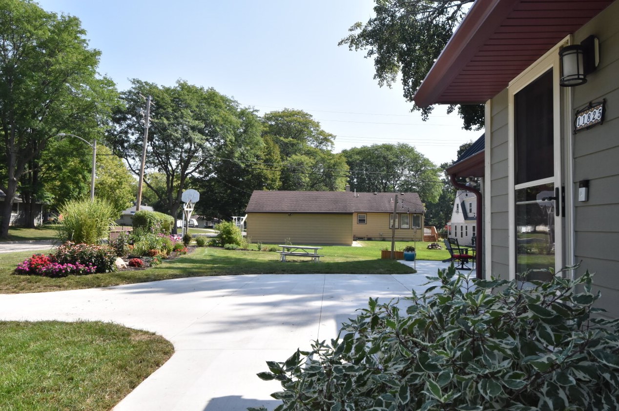 11825 Garfield Ave, Milwaukee WI  53226-2025 exterior