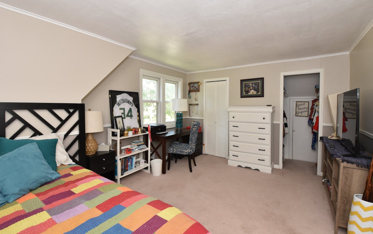 11825 Garfield Ave, Milwaukee WI  53226-2025 exterior