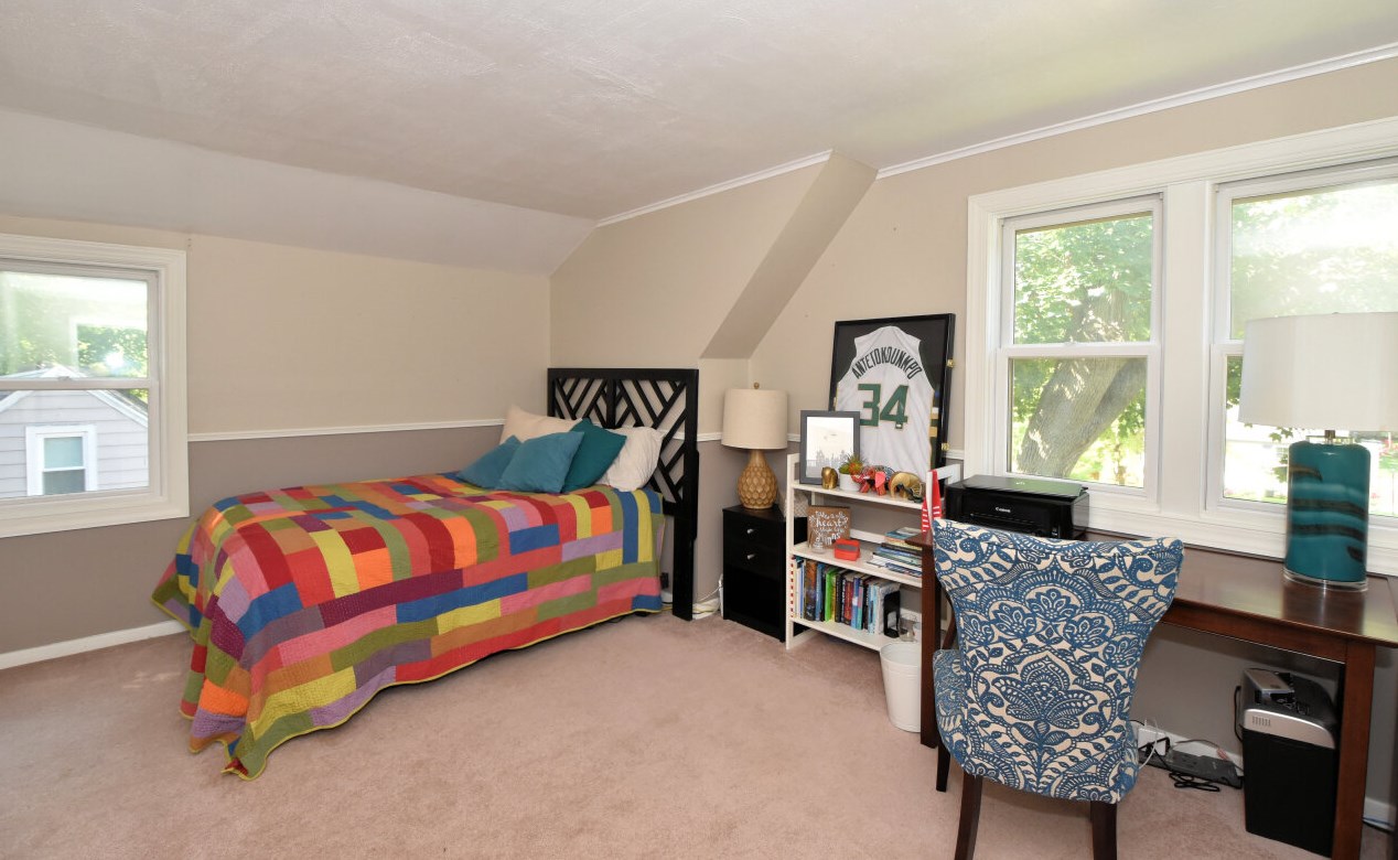 11825 Garfield Ave, Milwaukee WI  53226-2025 exterior