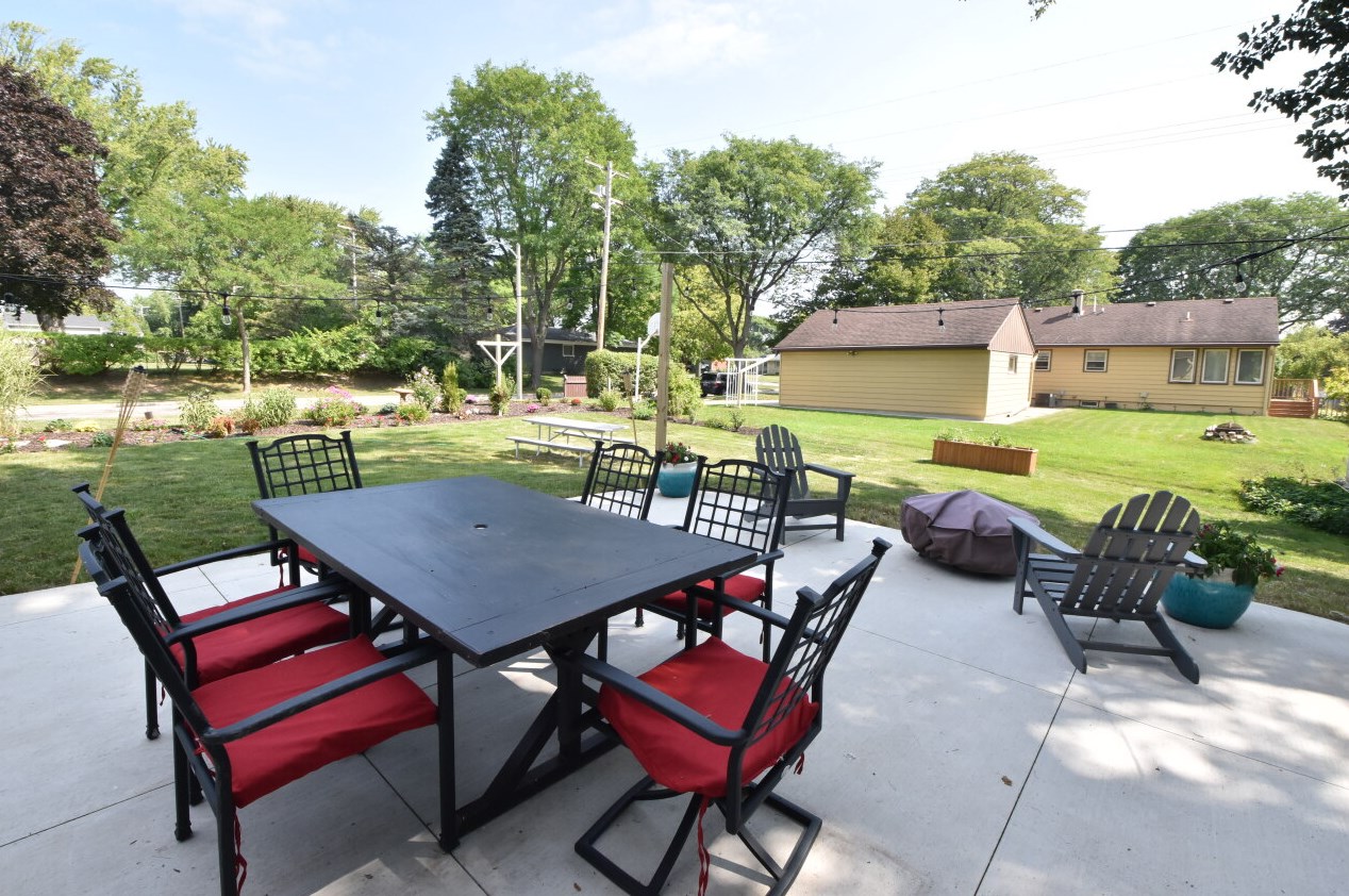 11825 Garfield Ave, Milwaukee WI  53226-2025 exterior