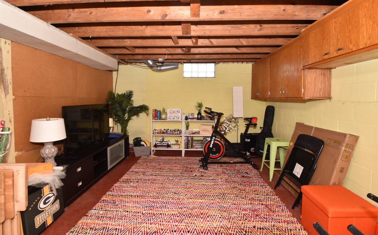 11825 Garfield Ave, Milwaukee WI  53226-2025 exterior