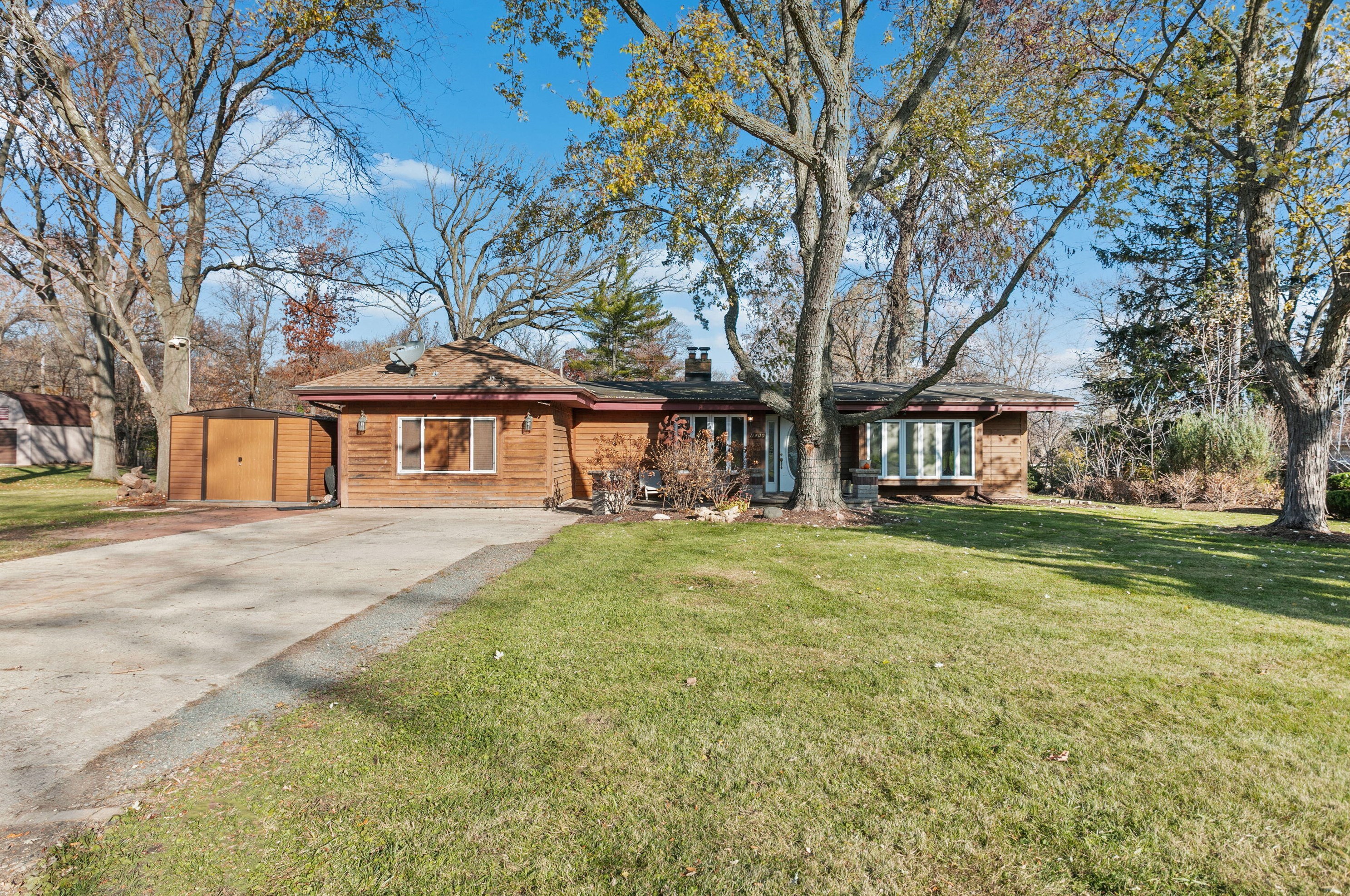 11400 Arrowhead Trl, Hales Corners, WI 53130-2422