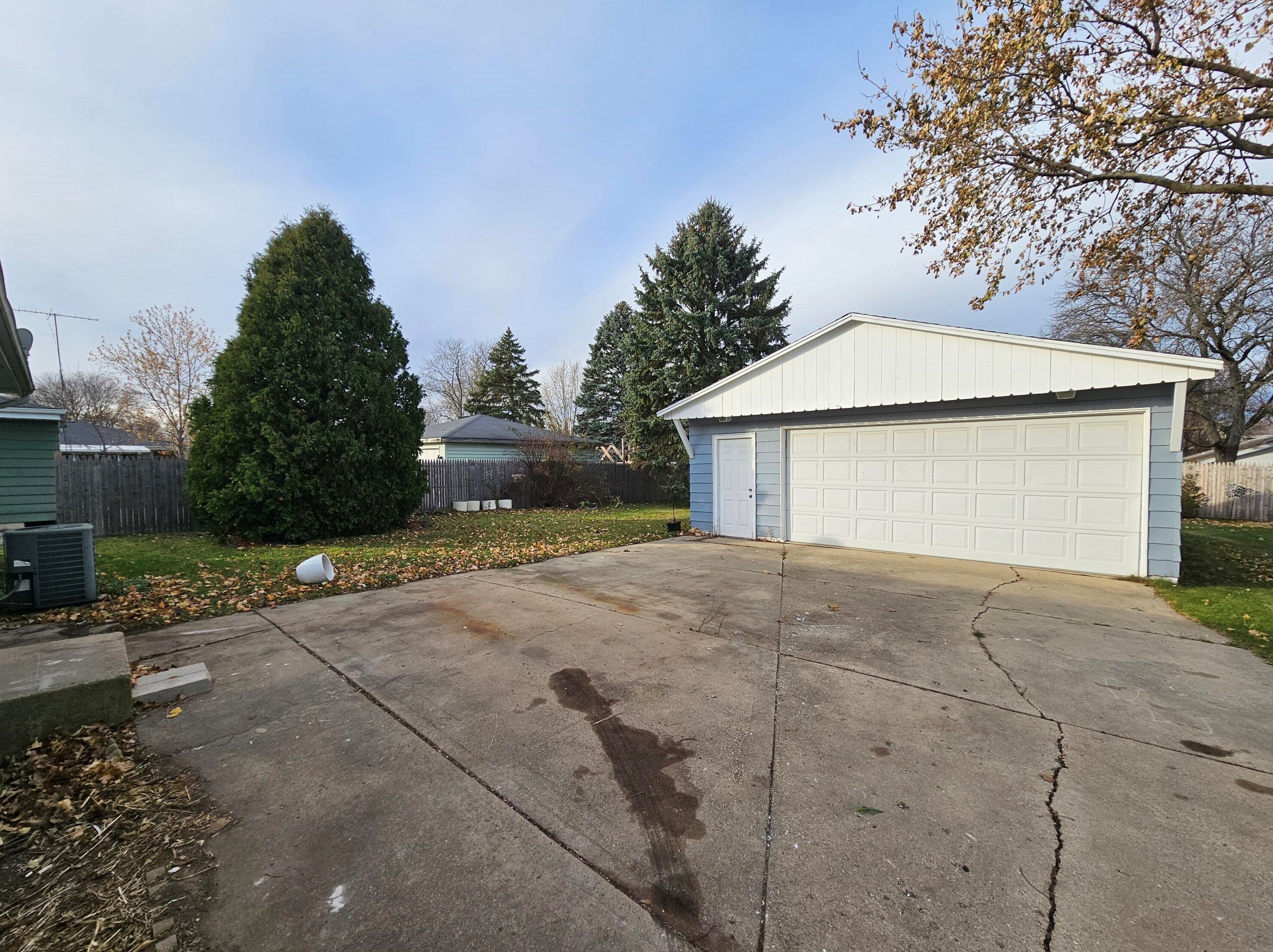 5704 Freedy Ave, Racine, WI 53406-3428
