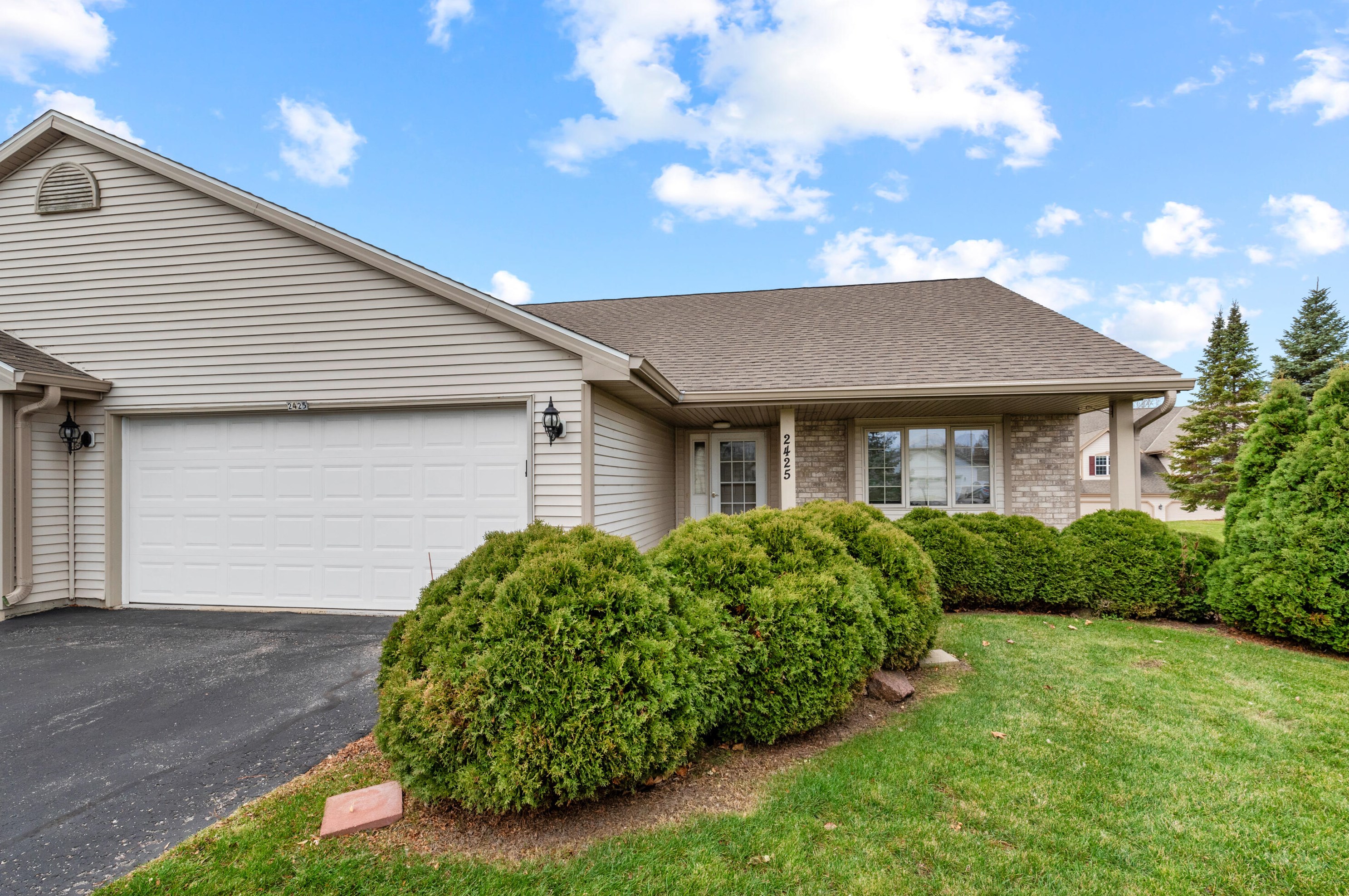 2425 W Jonathan Dr, Oak Creek, WI 53154