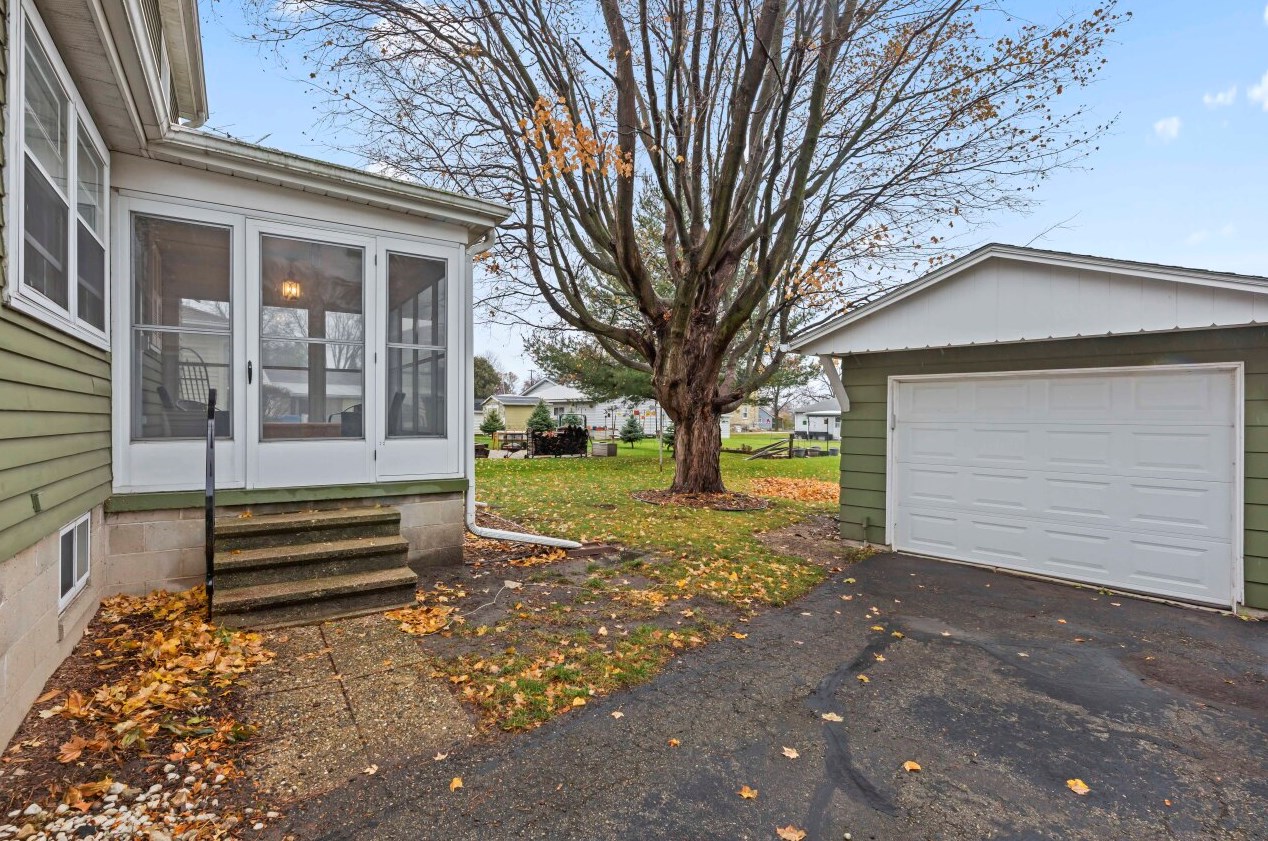 1220 Randolph St, Watertown WI 53094-6706 exterior