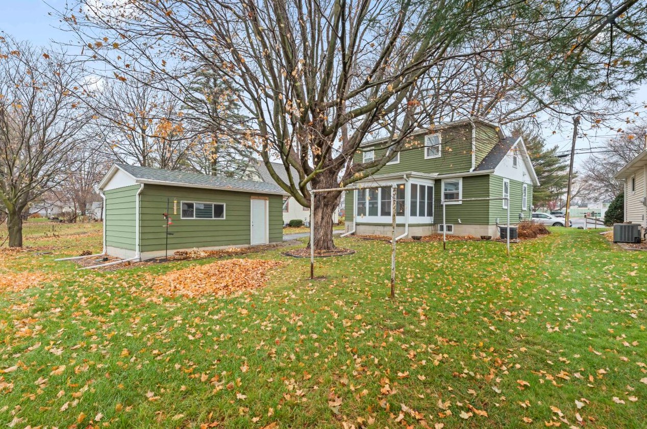 1220 Randolph St, Watertown WI 53094-6706 exterior