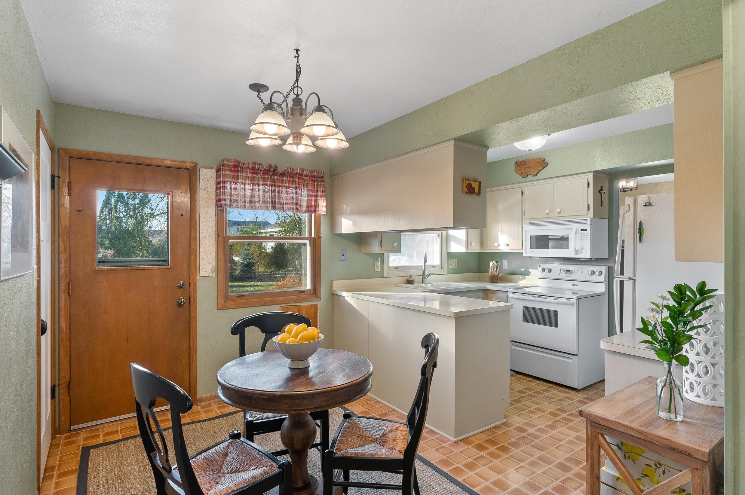 509 Summit Dr, Port Washington, WI 53074-2341