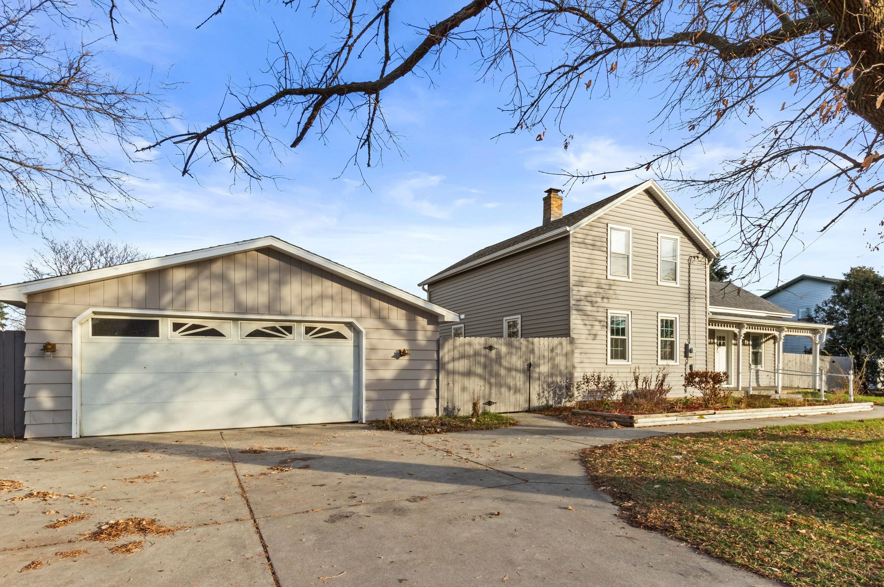 8206 13th St, Oak Creek, WI 53154-2808