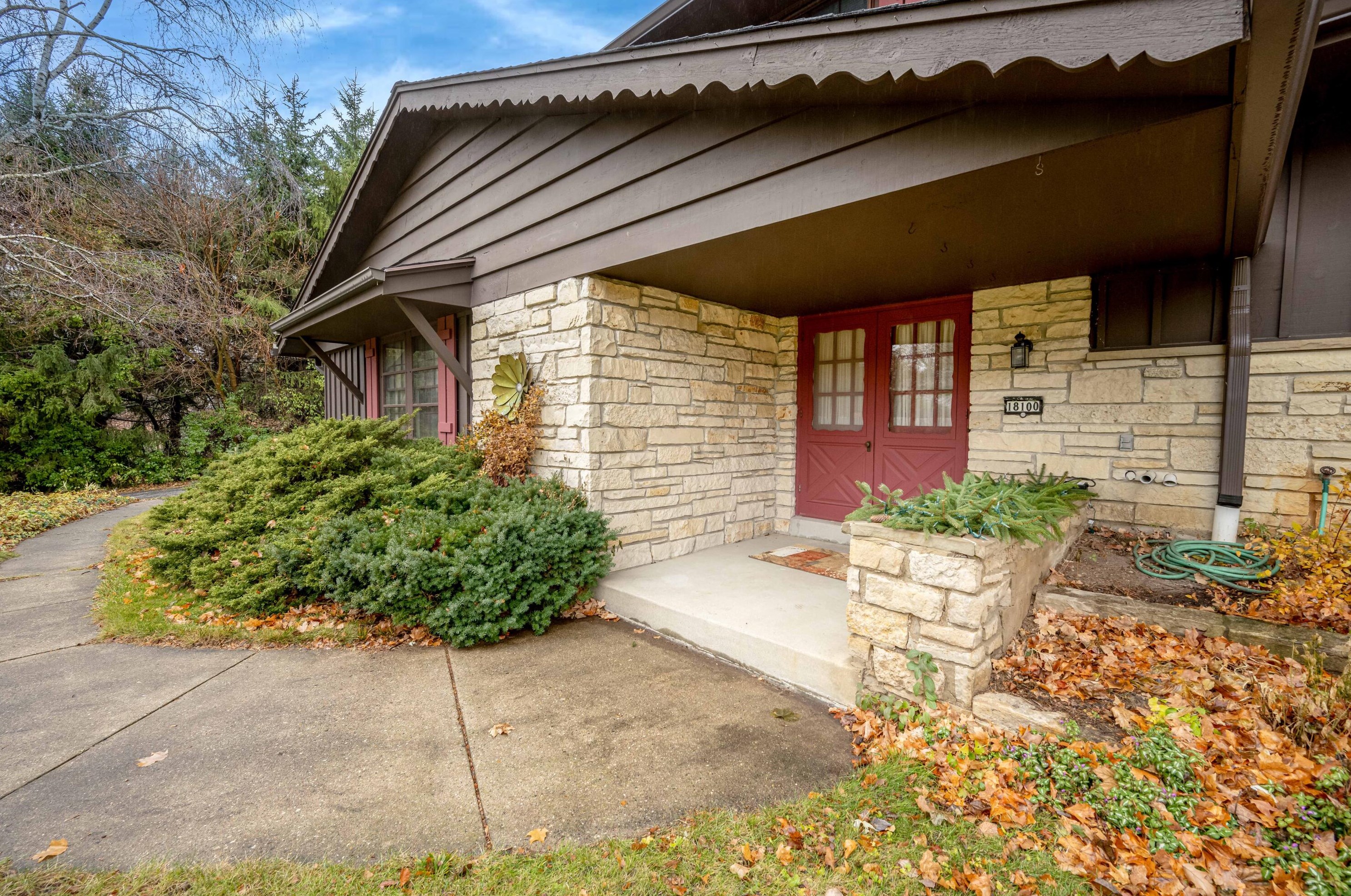 18100 Bonnie Ln, Brookfield, WI 53045