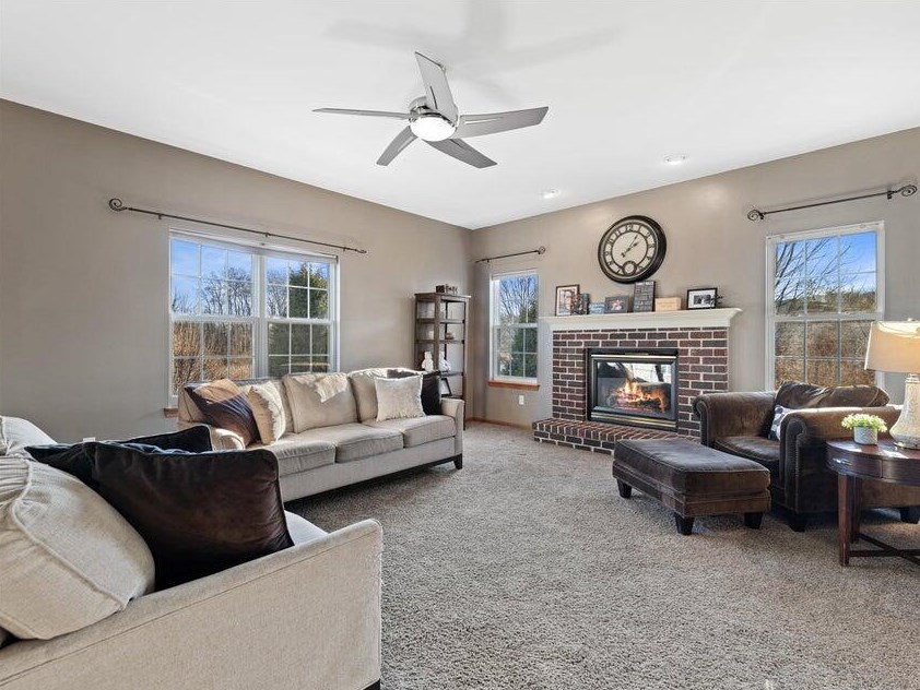 1198 Knollwood Dr, Grafton WI  53024-9484 exterior