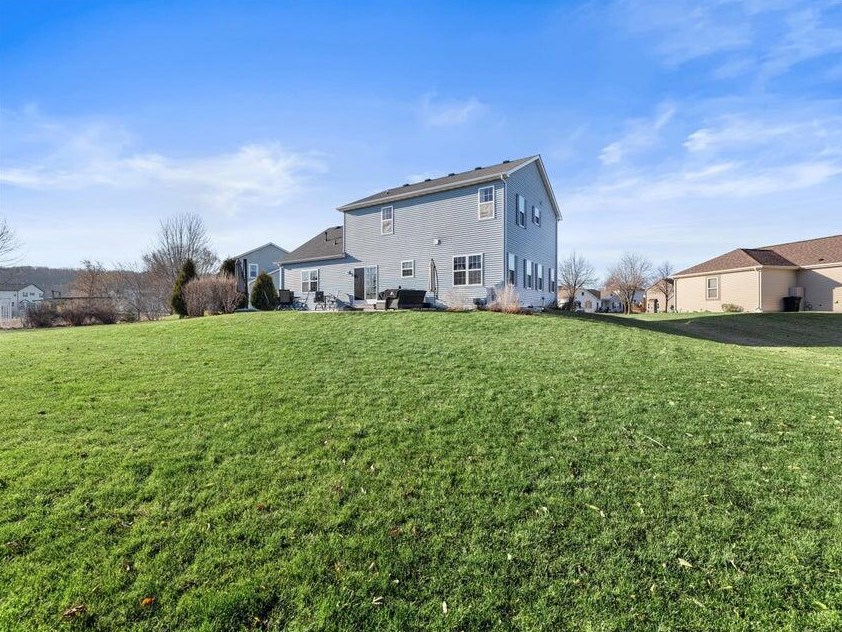 1198 Knollwood Dr, Grafton WI  53024-9484 exterior