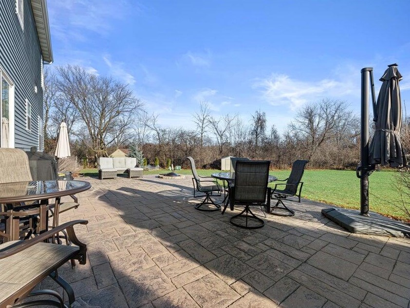 1198 Knollwood Dr, Grafton WI  53024-9484 exterior