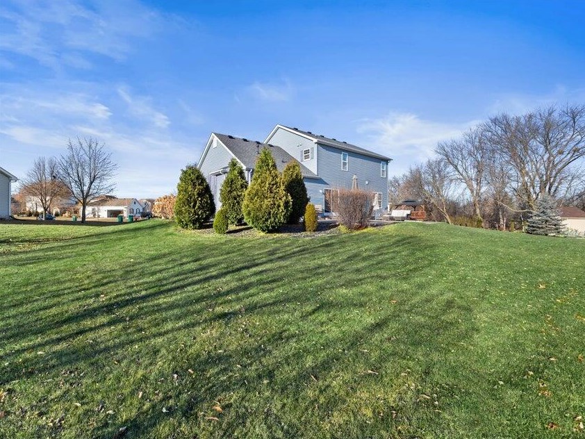 1198 Knollwood Dr, Grafton WI  53024-9484 exterior