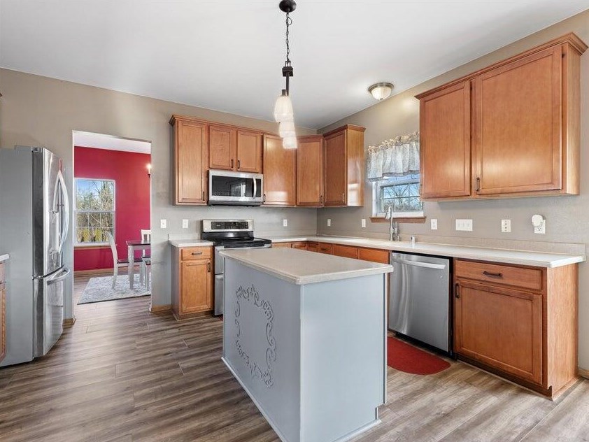 1198 Knollwood Dr, Grafton WI  53024-9484 exterior