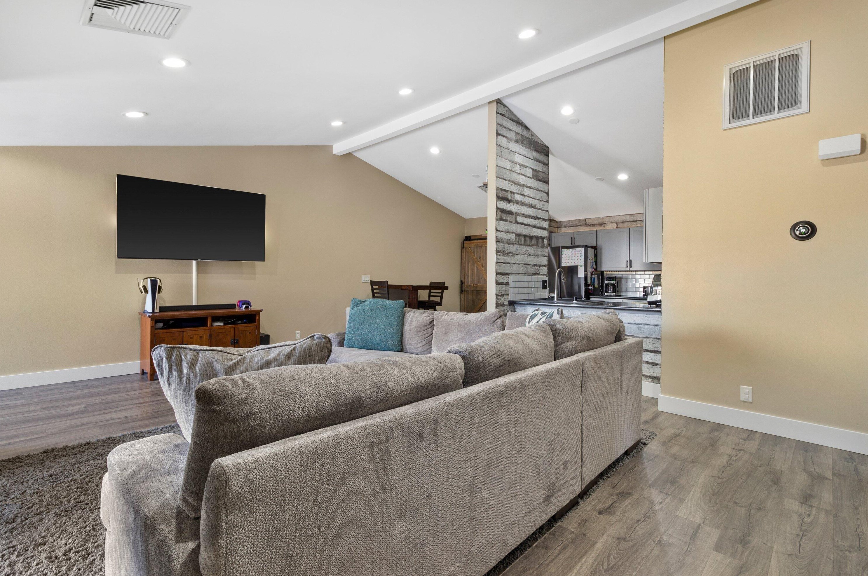 2114 Woodburn Rd, Waukesha, WI 53188-7502
