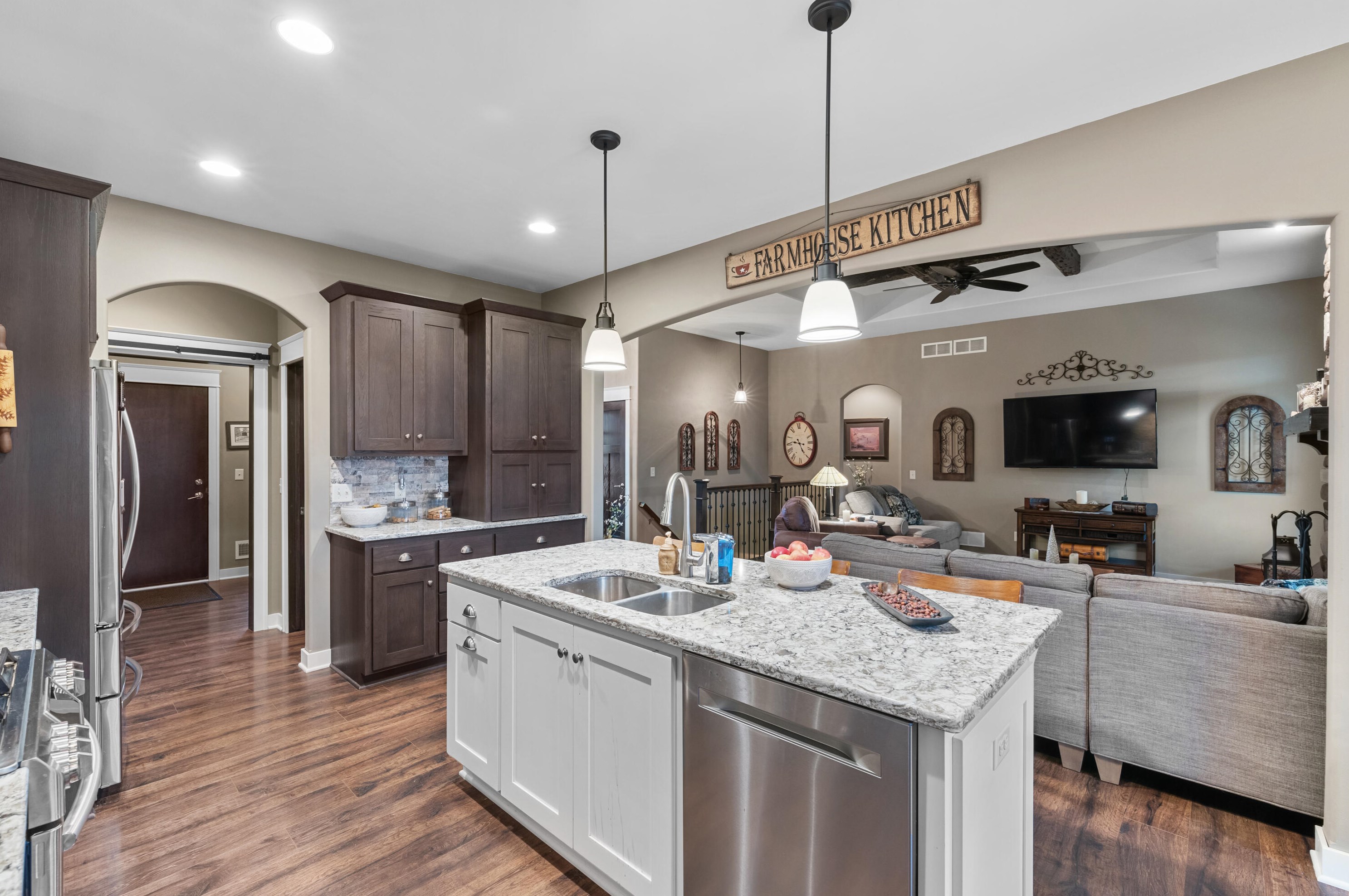 10060 Royal Oak Rd, Cedarburg, WI 53012-9743