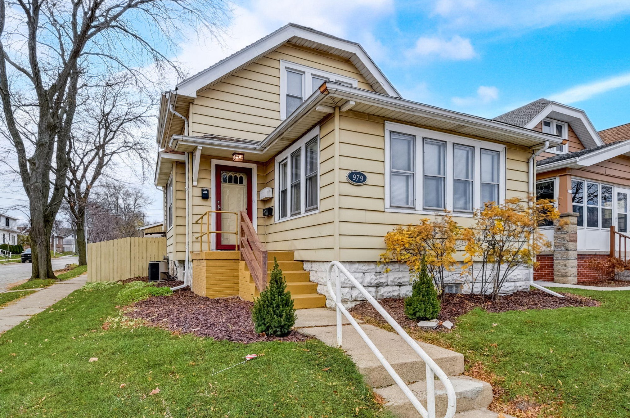 979 61st St, Milwaukee, WI 53214-3202