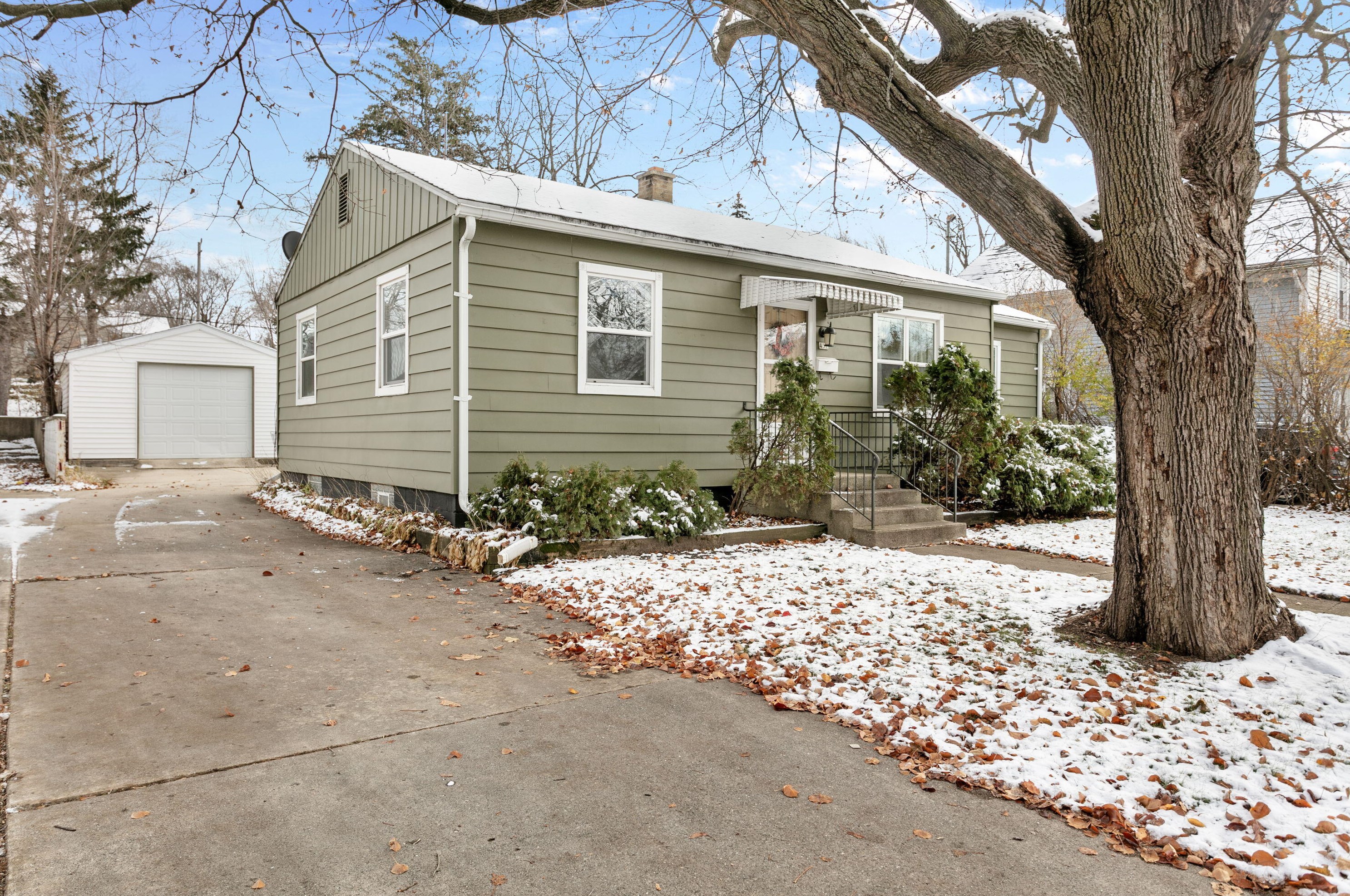 432 Hawthorne St, Lyons, WI 53105-2122