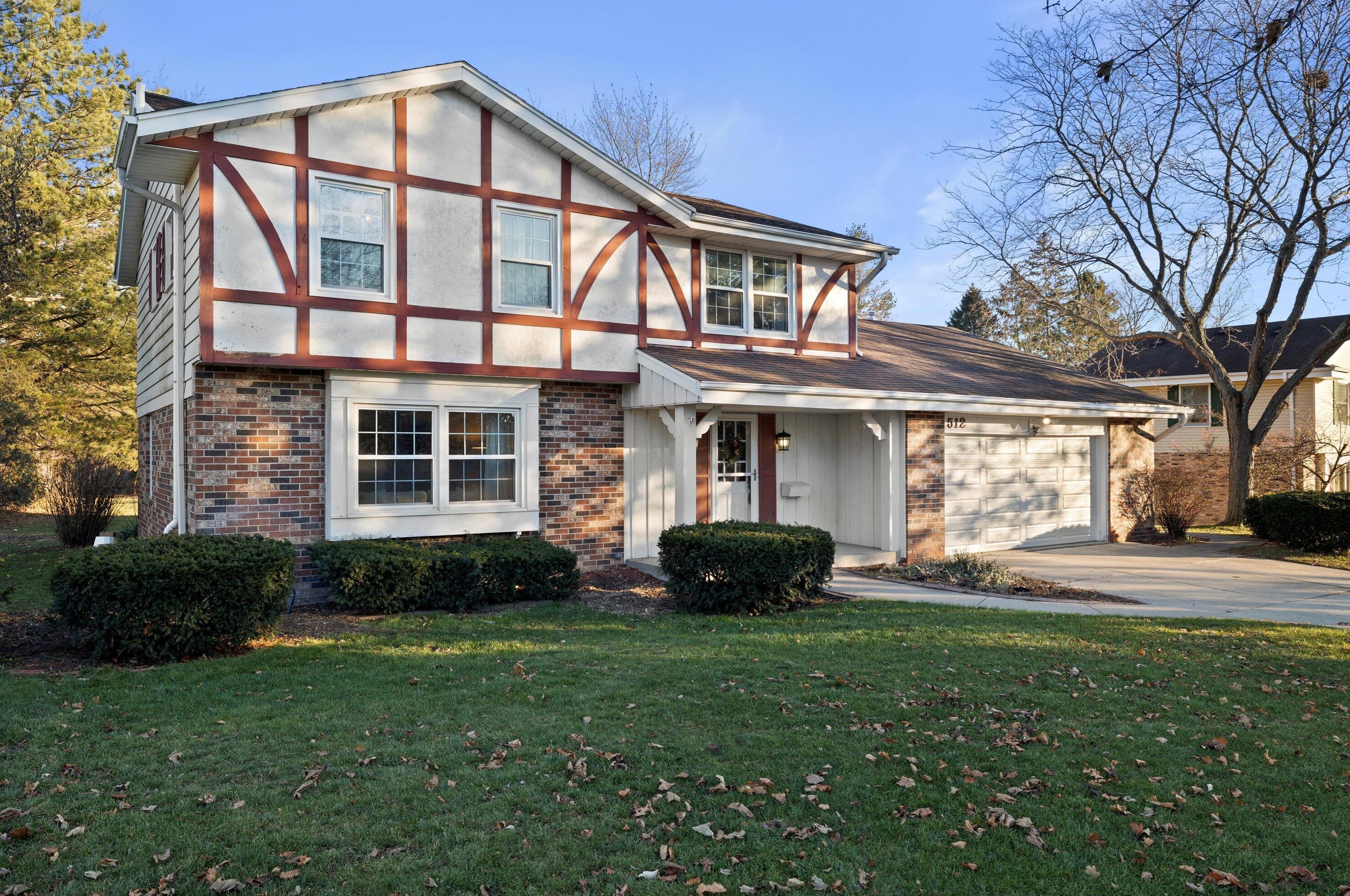 512 Bel Aire Dr, Thiensville, WI 53092