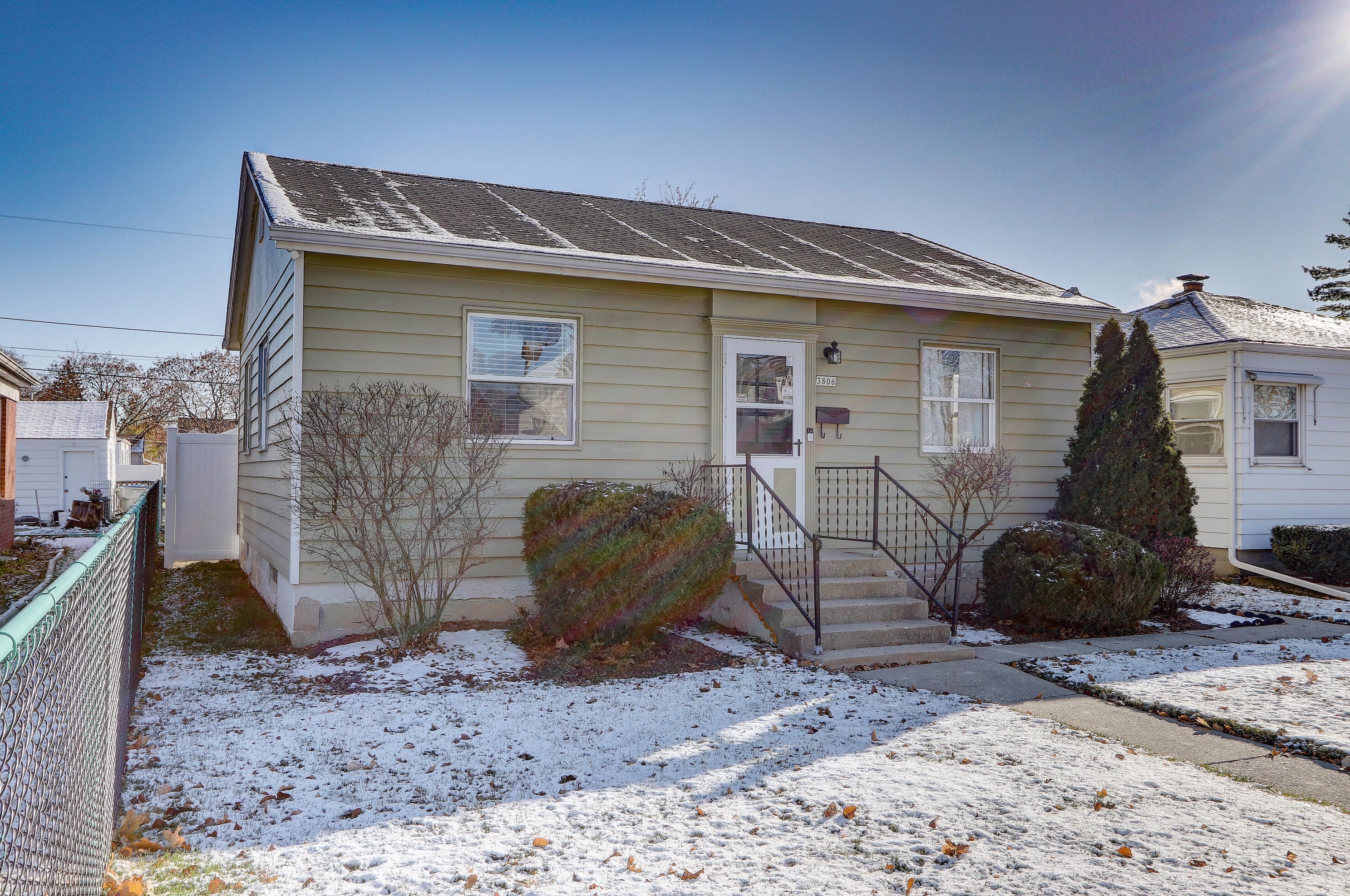 3806 19th St, Milwaukee, WI 53206-2432