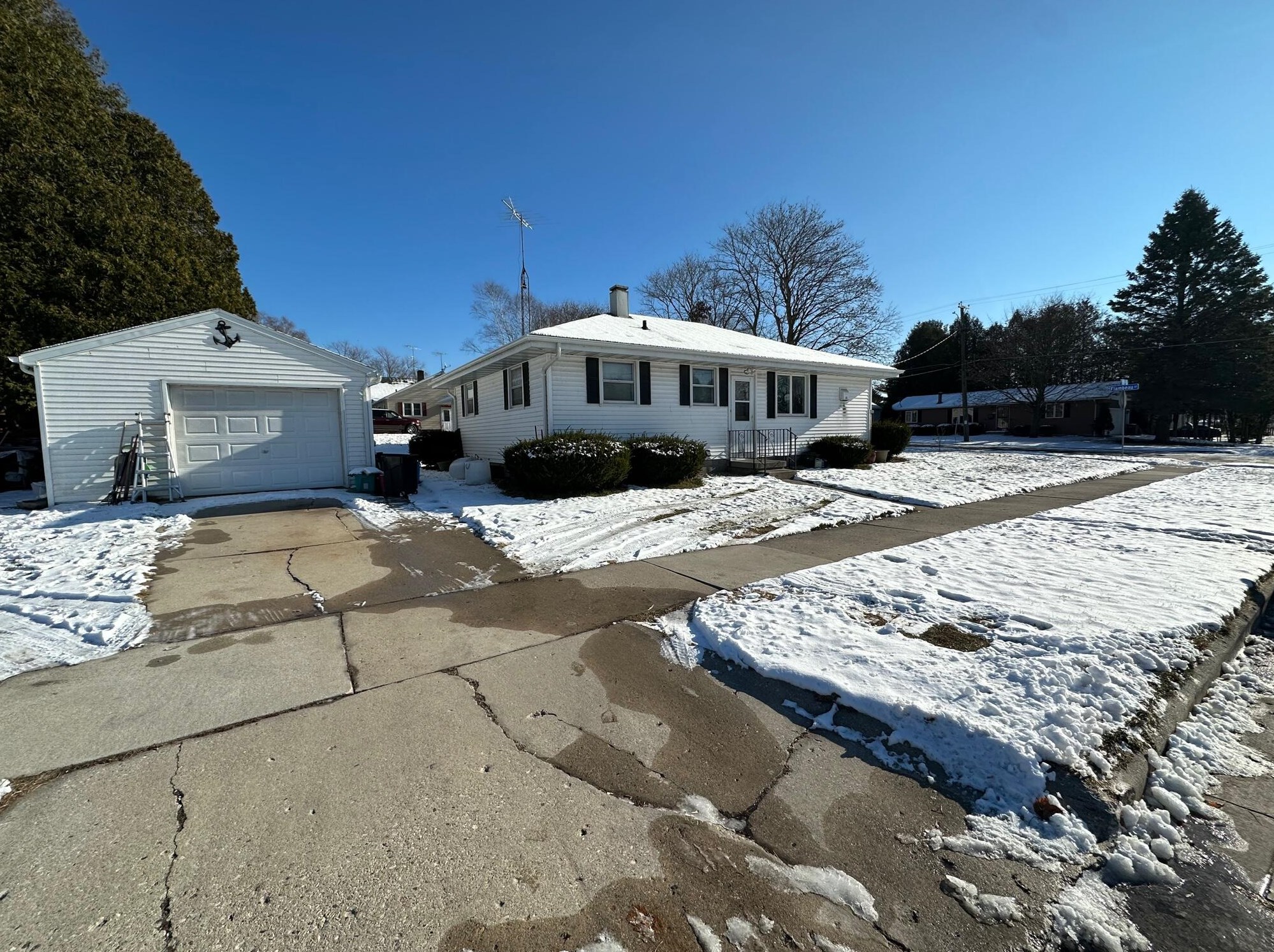 1322 Flambeau St, Manitowoc, WI 54220