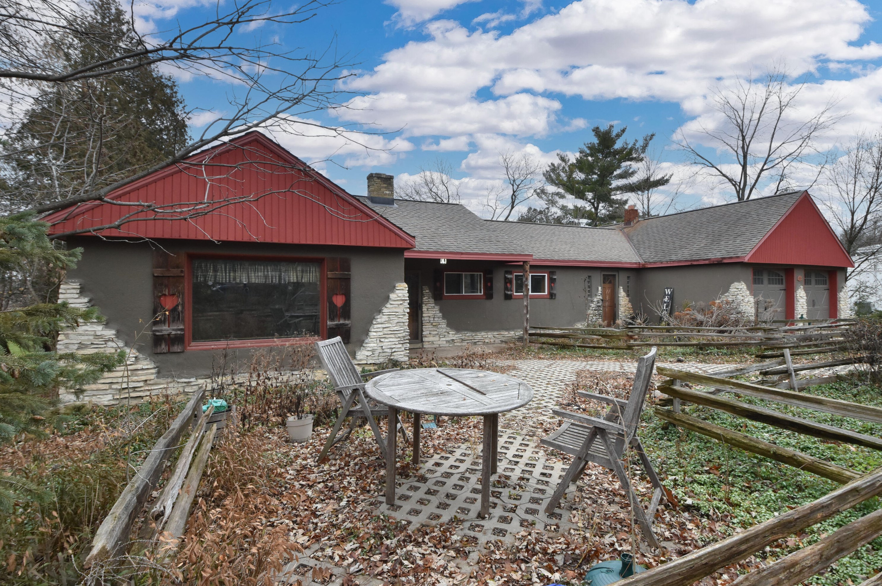 16520 Hillsdale Dr, Brookfield, WI 53005-4440