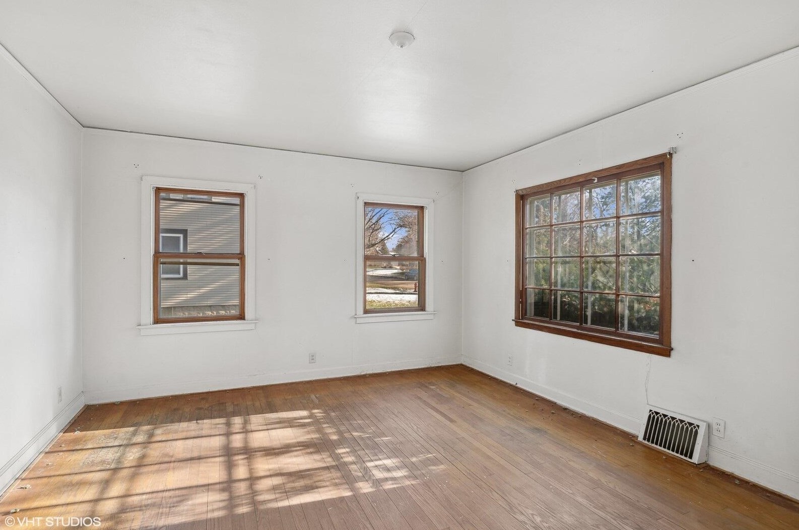 10602 Manor Park Dr, Milwaukee, WI 53227-1245