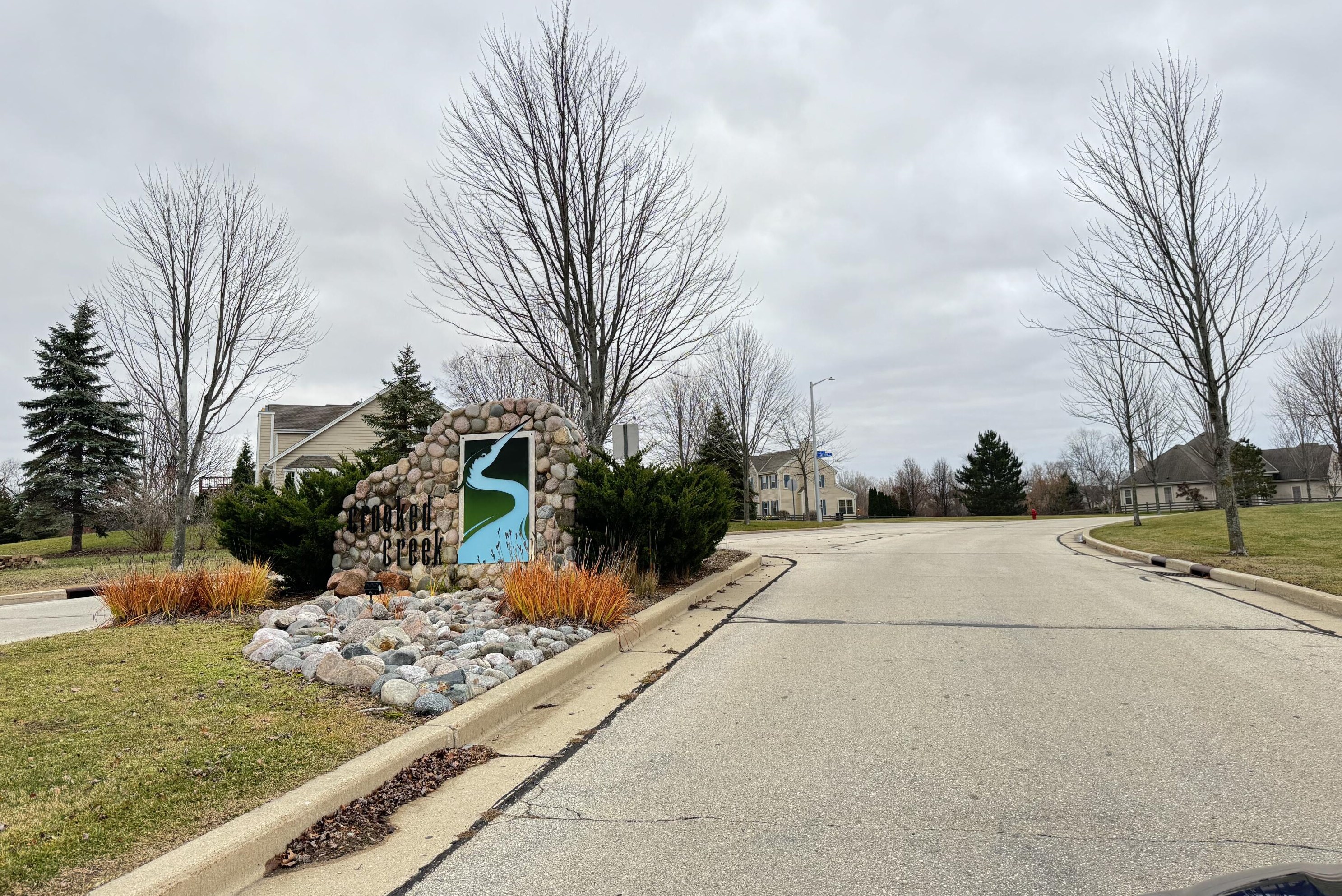 4004 W Lakeview Dr, Hales Corners, WI 53132