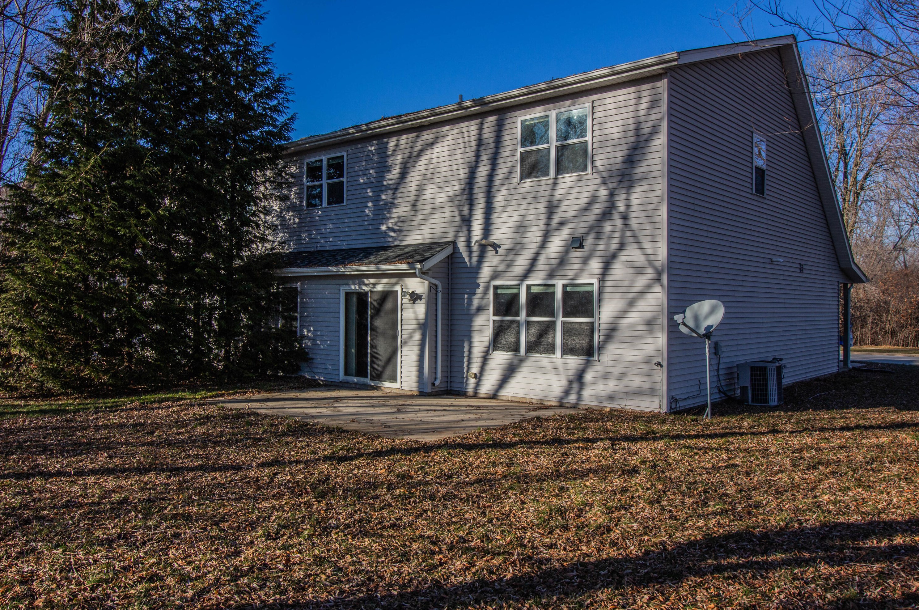 2537 Deerfield Dr, West Bend, WI 53090