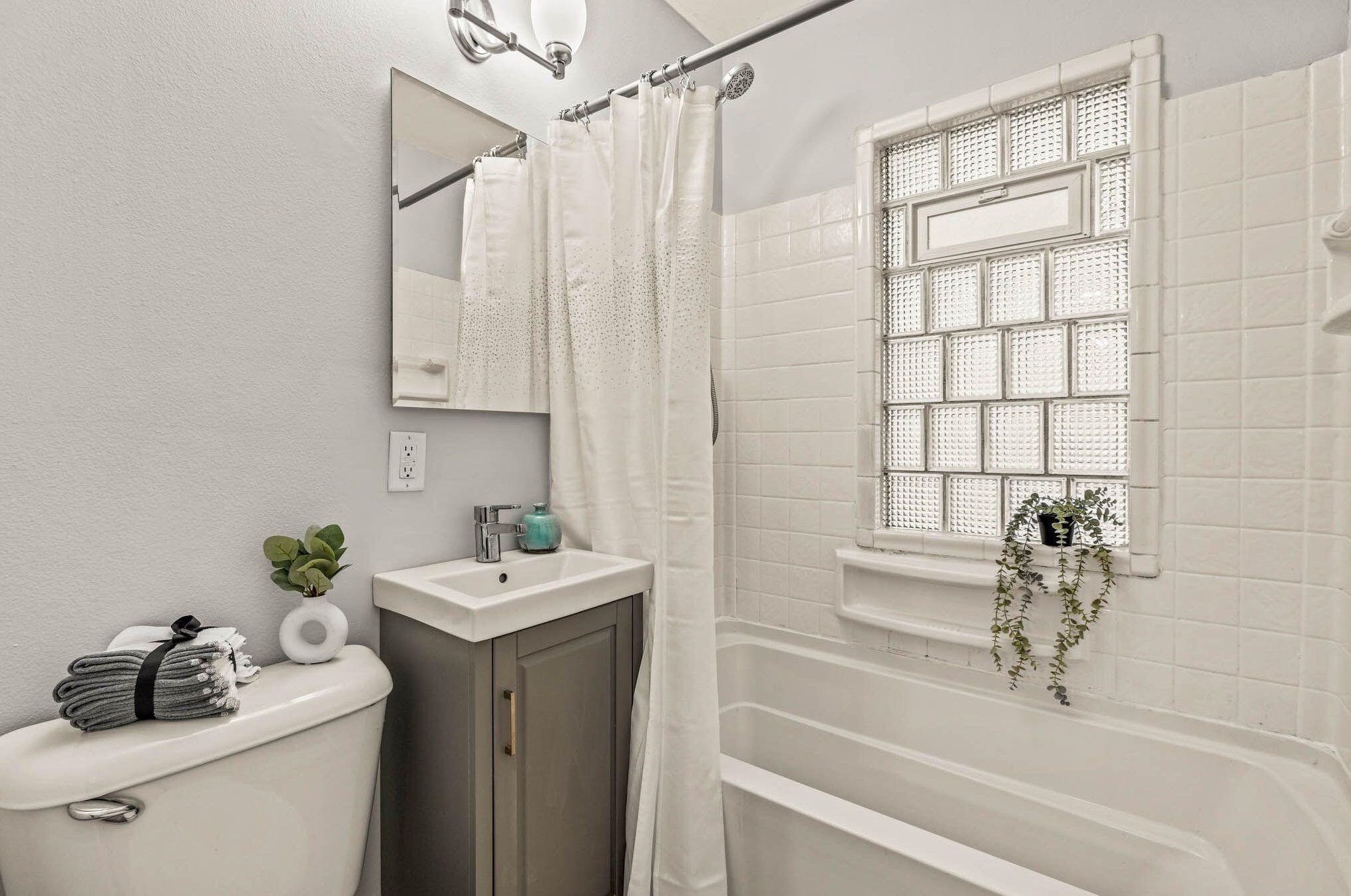 1542 83, Milwaukee WI 53214-4430 exterior