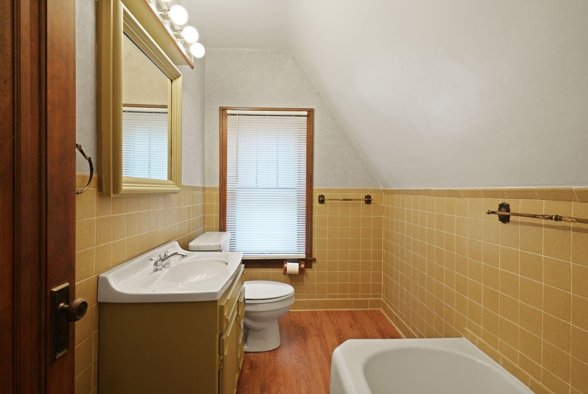 2013 Quincy Ave, Racine WI 53403-4232 exterior