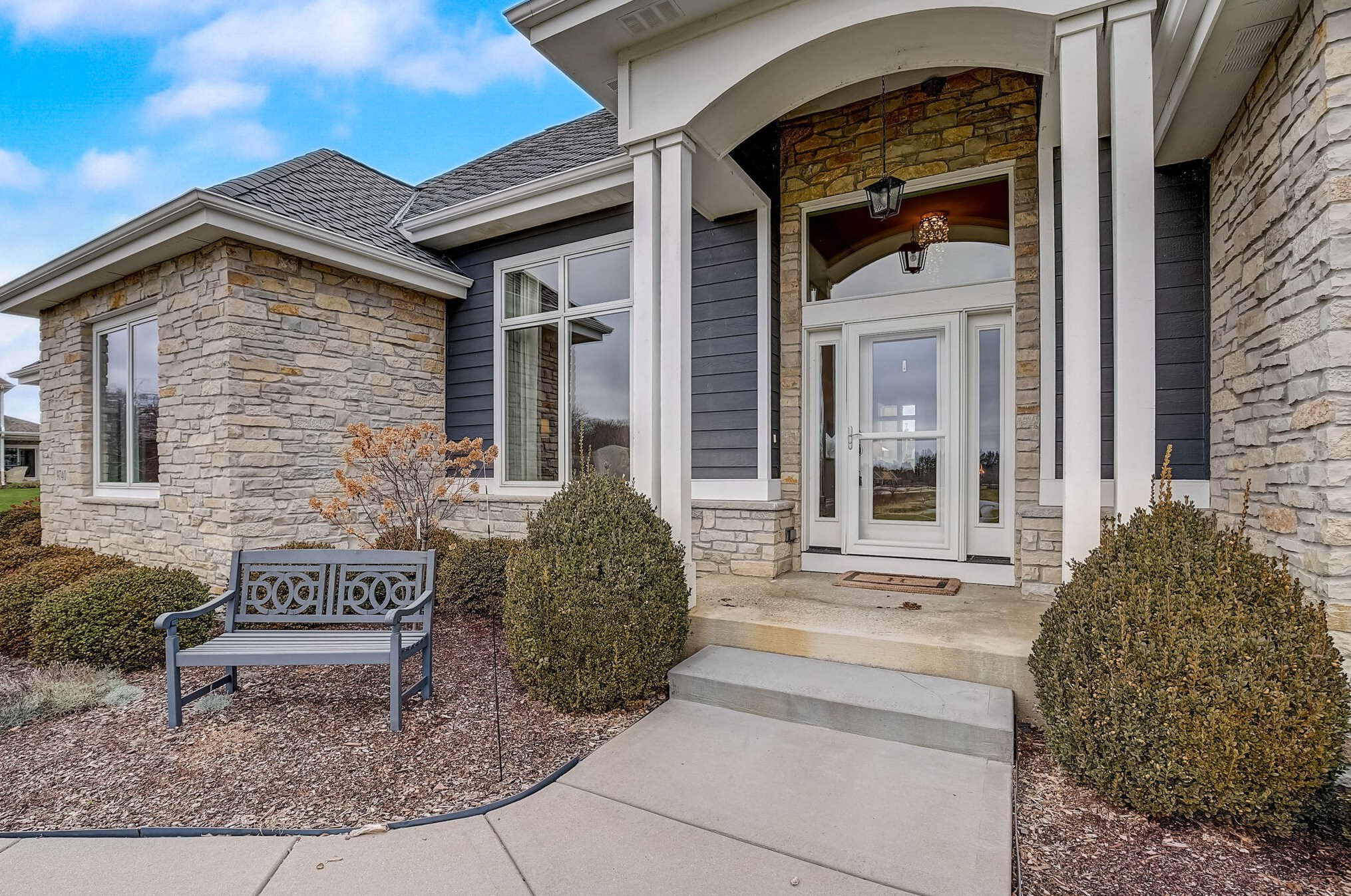 9740 Stonegate Rd, Cedarburg, WI 53012-9565