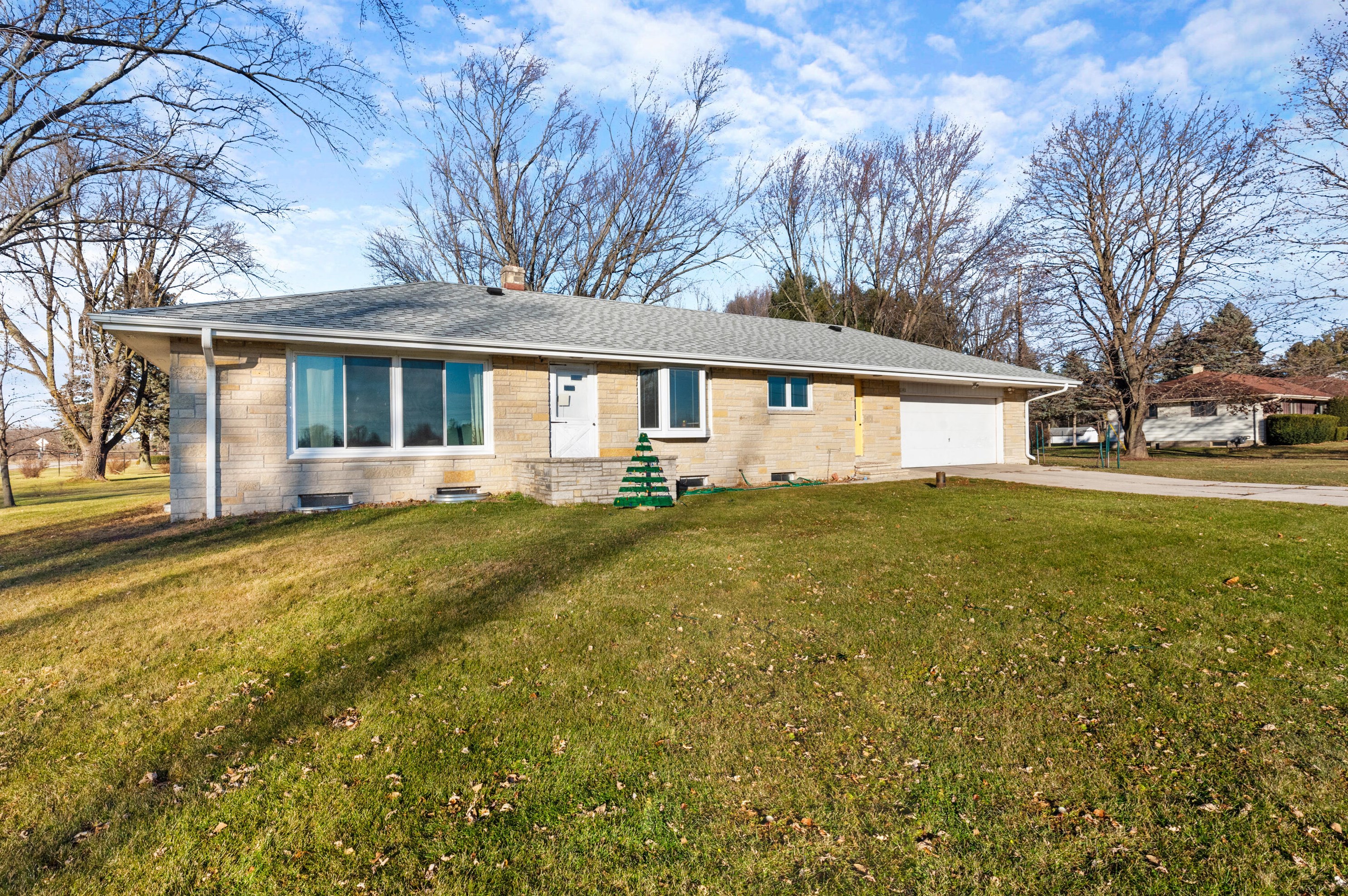 2692 Sunset Rd, Port Washington, WI 53074-9768