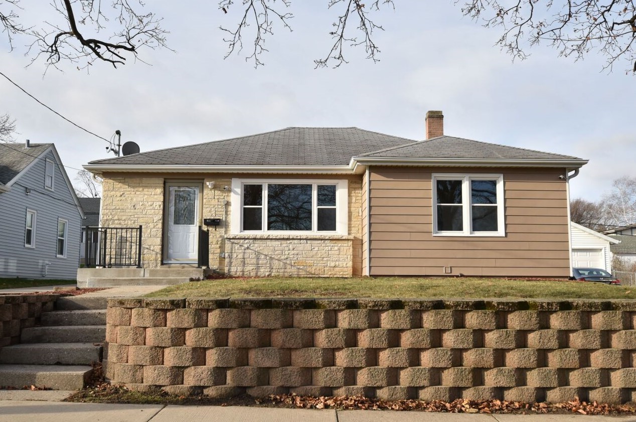 310 Hyde Park Ave, Waukesha, WI 53188