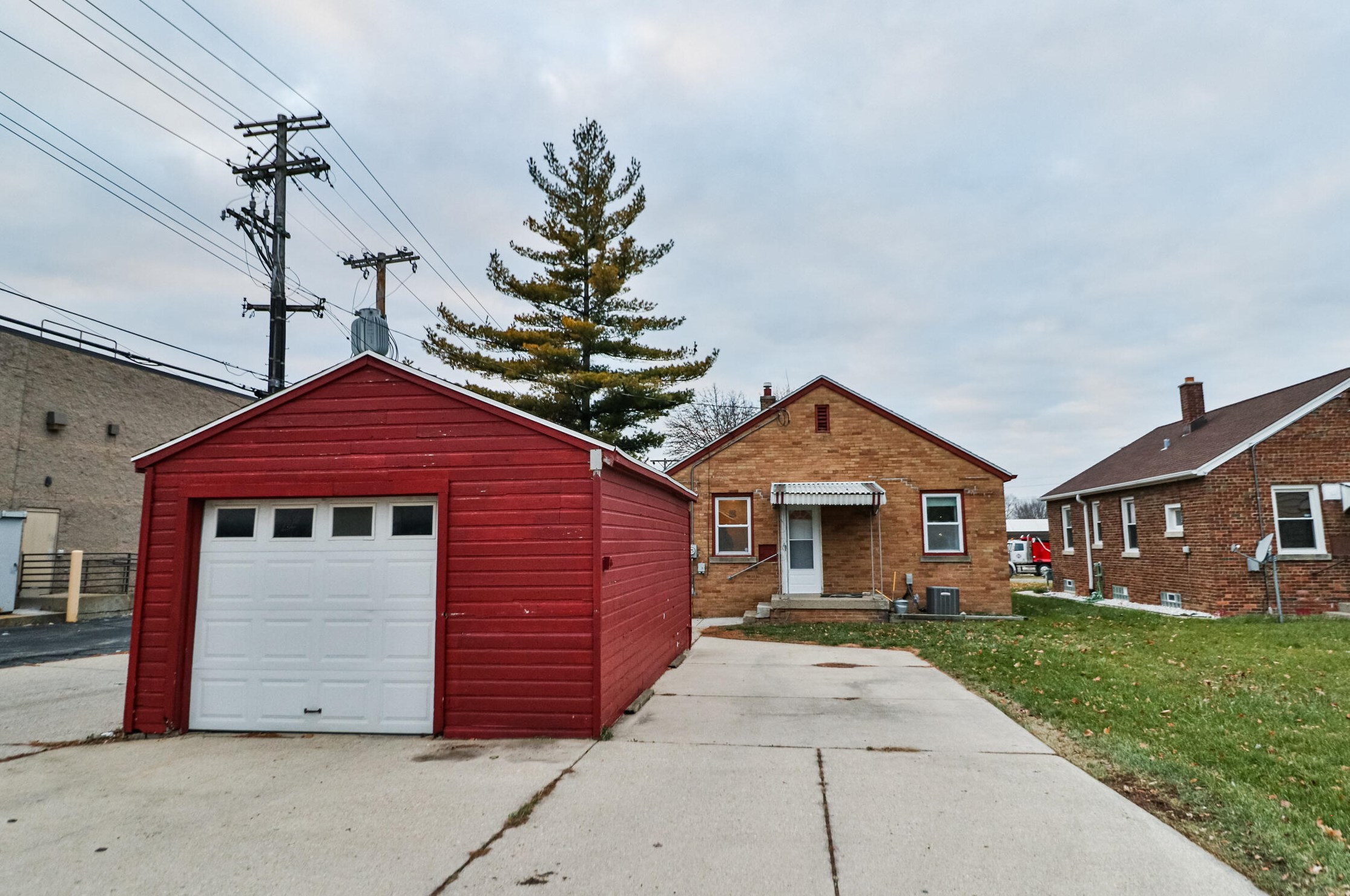 4020 92, Milwaukee WI 53228-2130 exterior